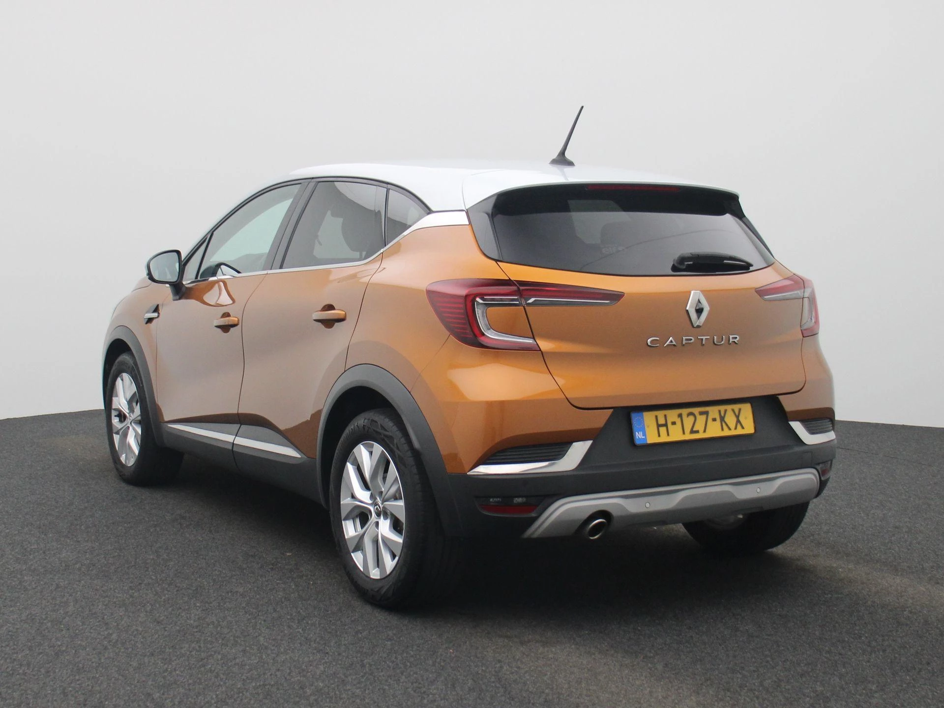 Renault Captur met kenteken 75100 – autofoto 3
