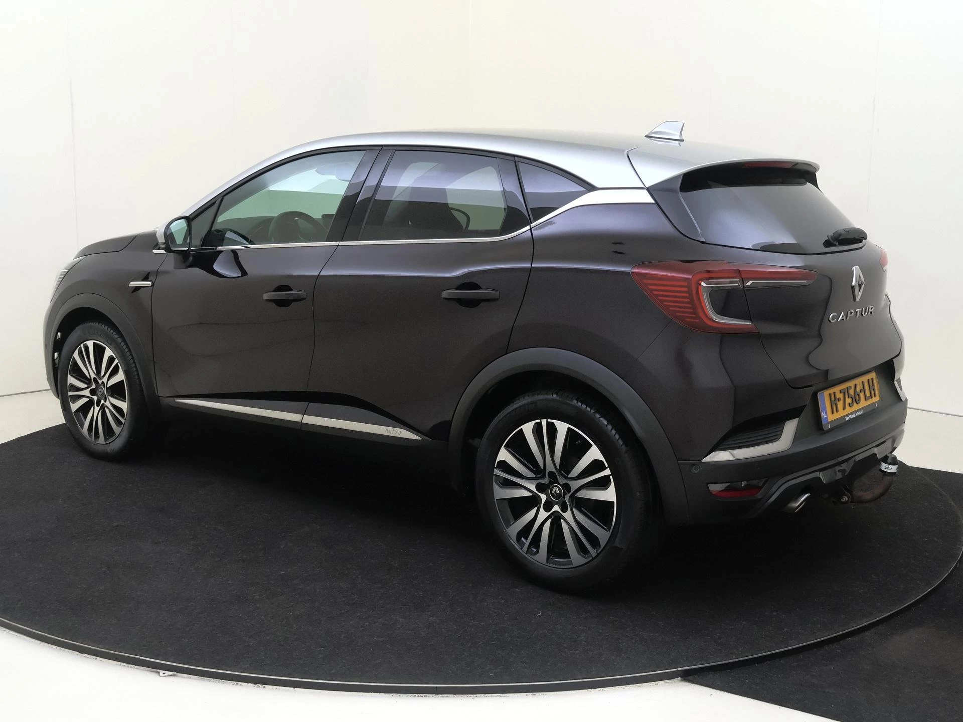 Renault Captur met kenteken 75100 – autofoto 4