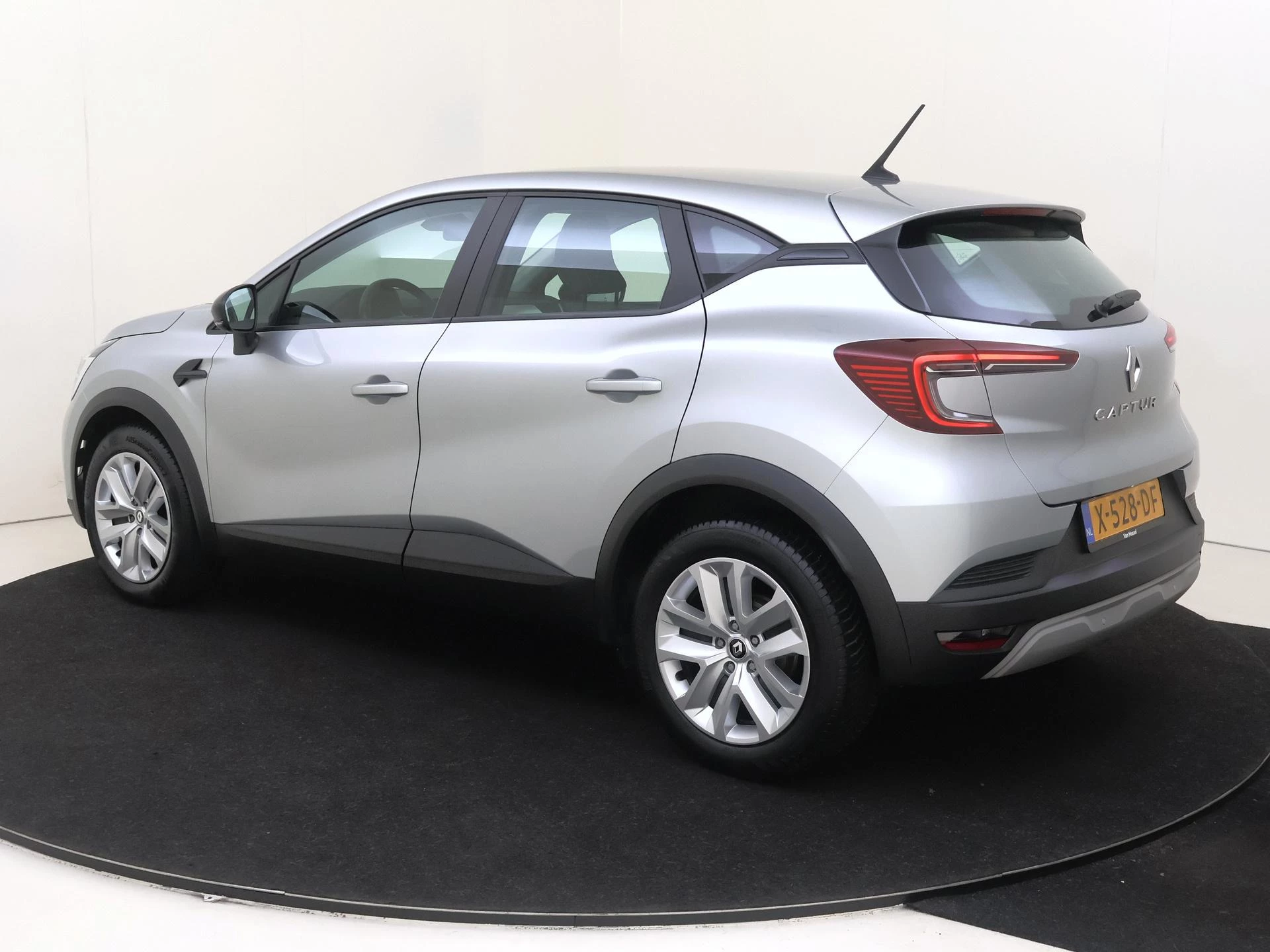 Renault Captur met kenteken X-528-DF – autofoto 4
