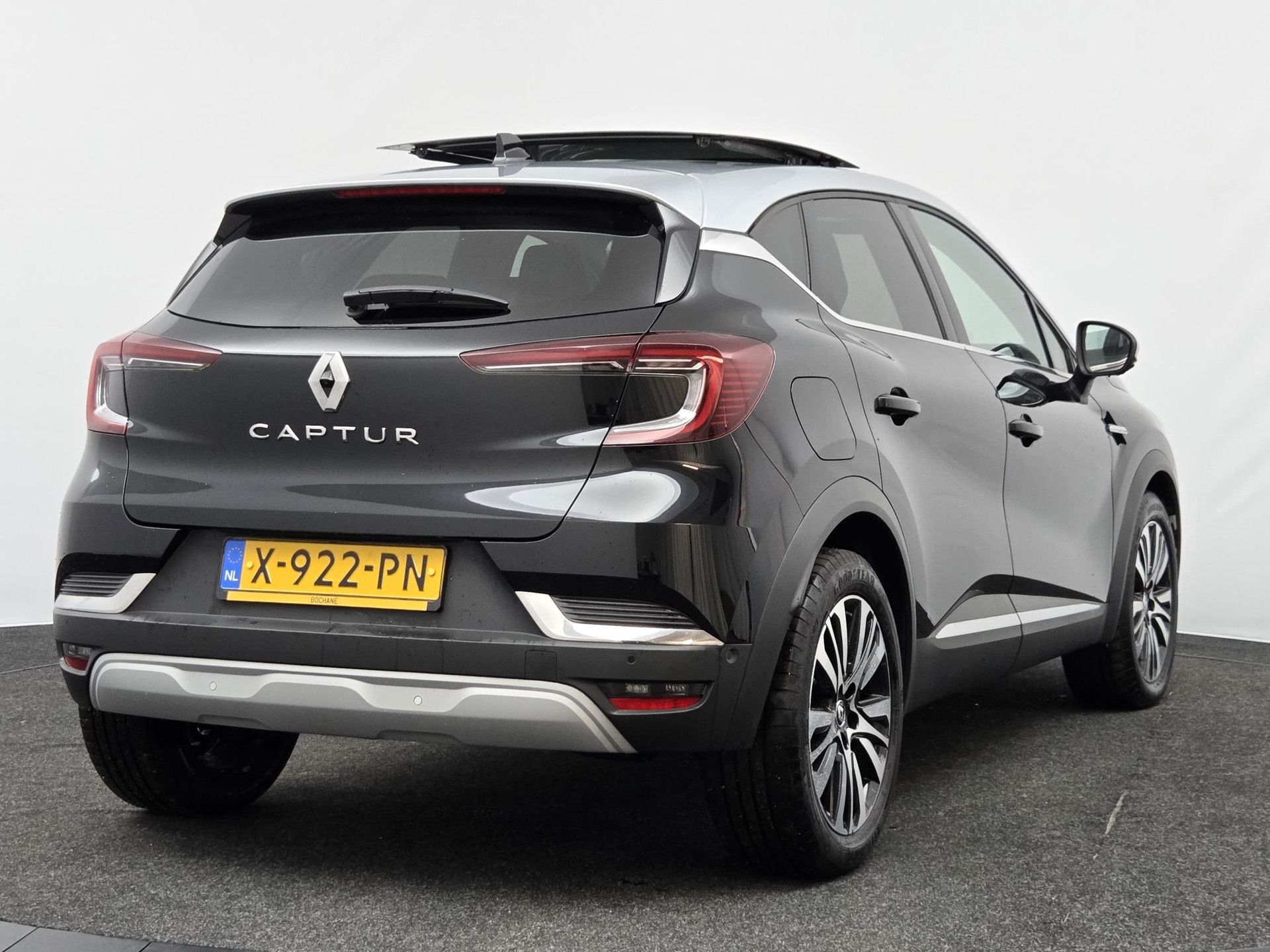 Renault Captur met kenteken X-922-PN – autofoto 2