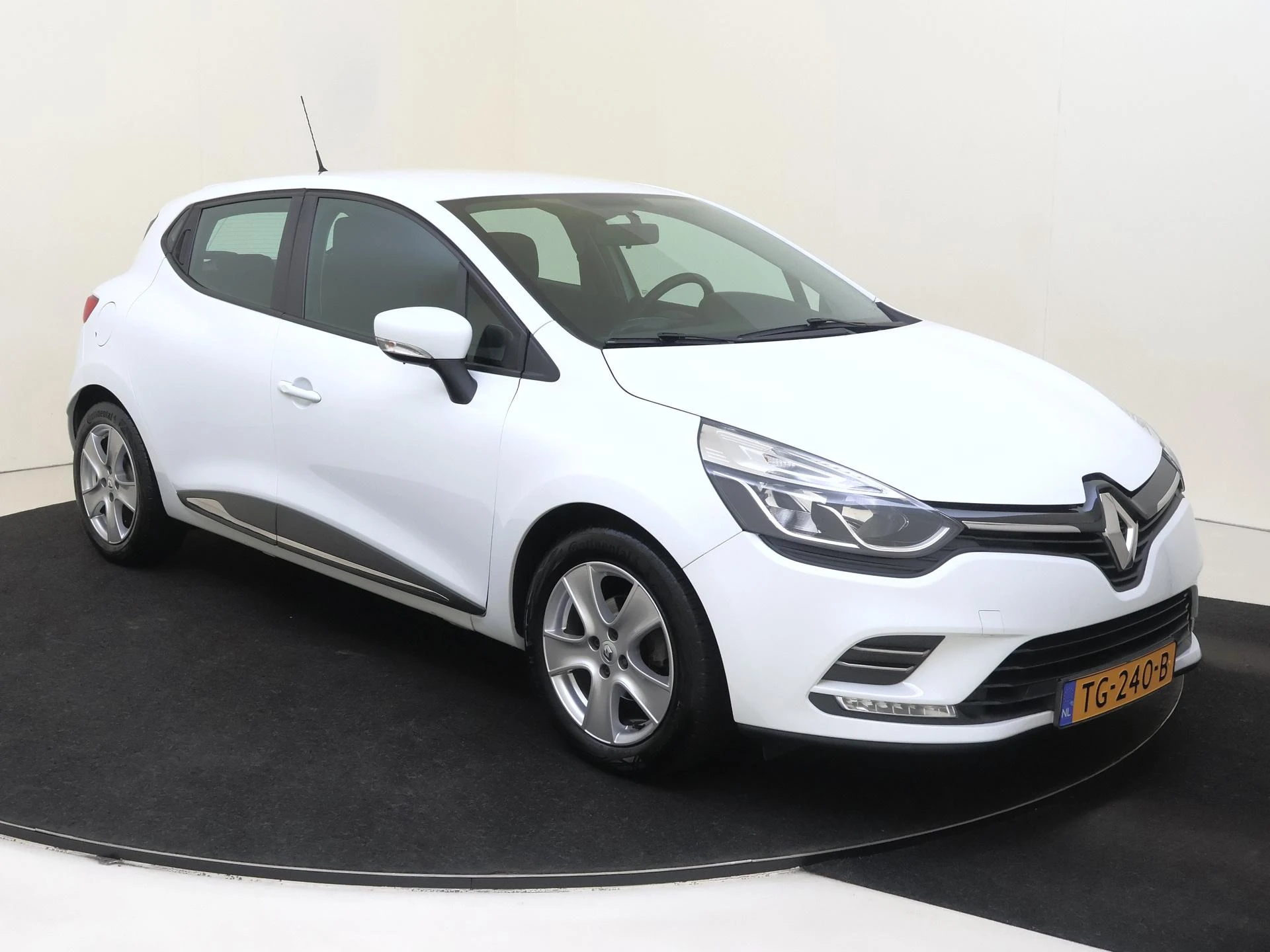 Renault Clio met kenteken 51100 – autofoto 4