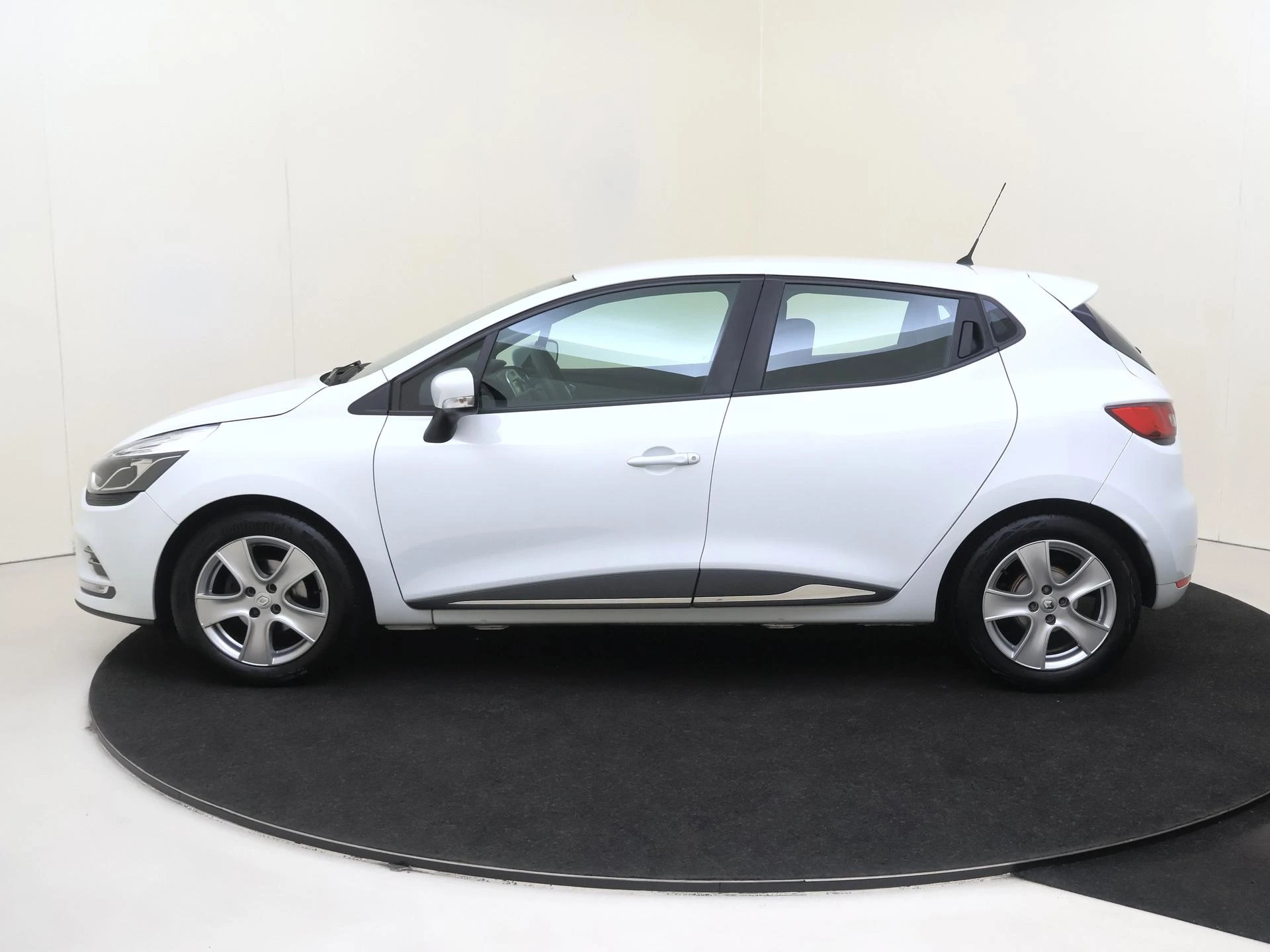 Renault Clio met kenteken 51100 – autofoto 5