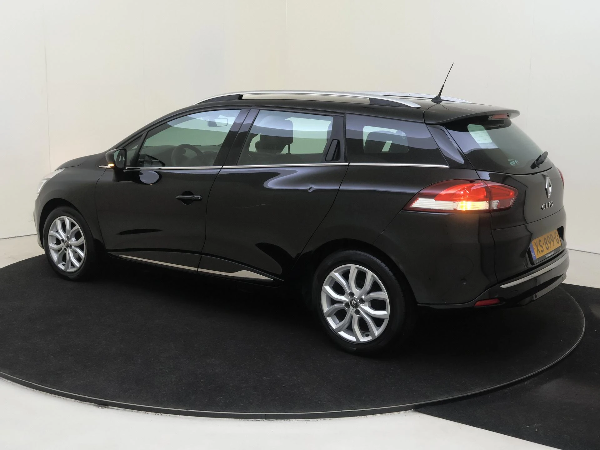 Renault Clio met kenteken 64100 – autofoto 4