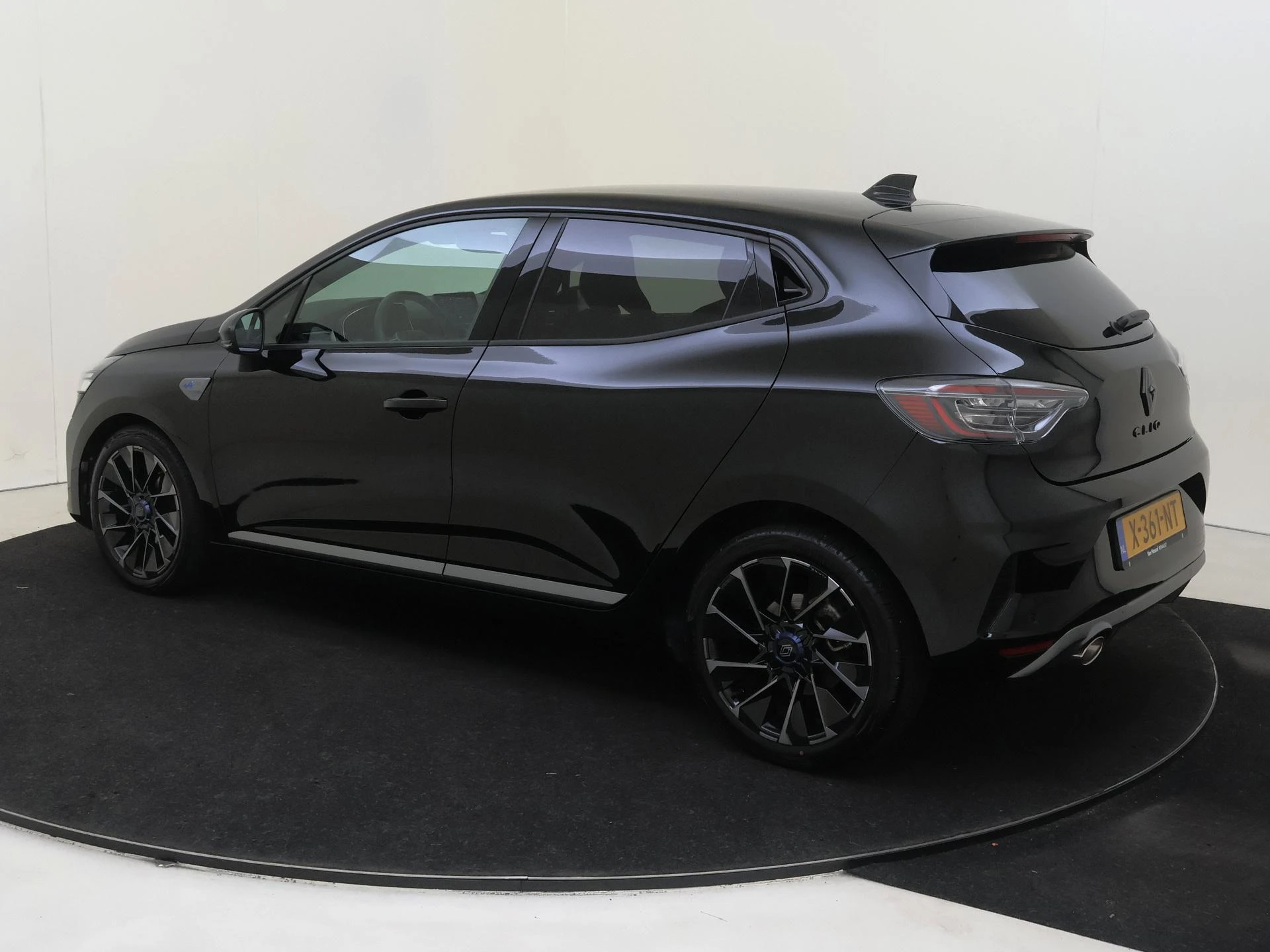 Renault Clio met kenteken X-361-NT – autofoto 3