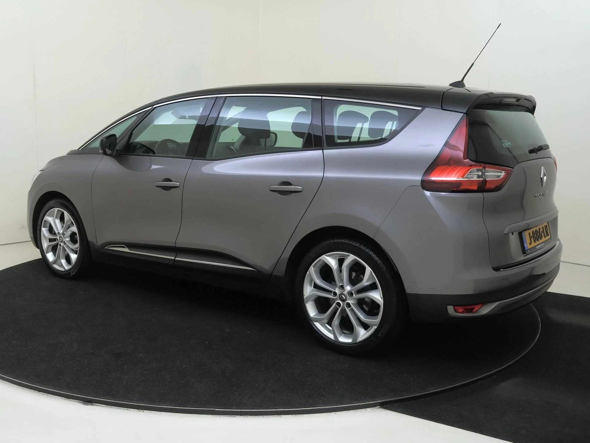 Renault GrandScénic met kenteken 70100 – autofoto 4