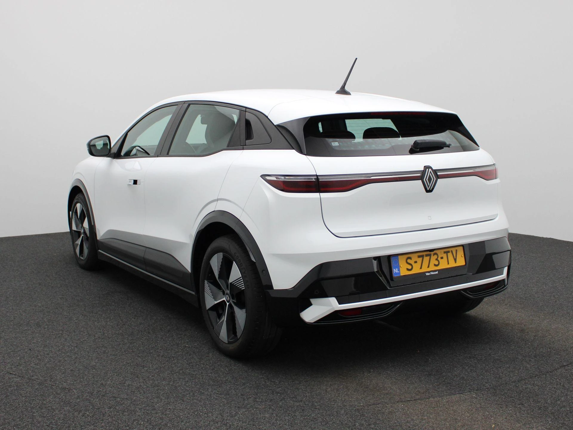 Renault MeganeE-Tech – autofoto 3