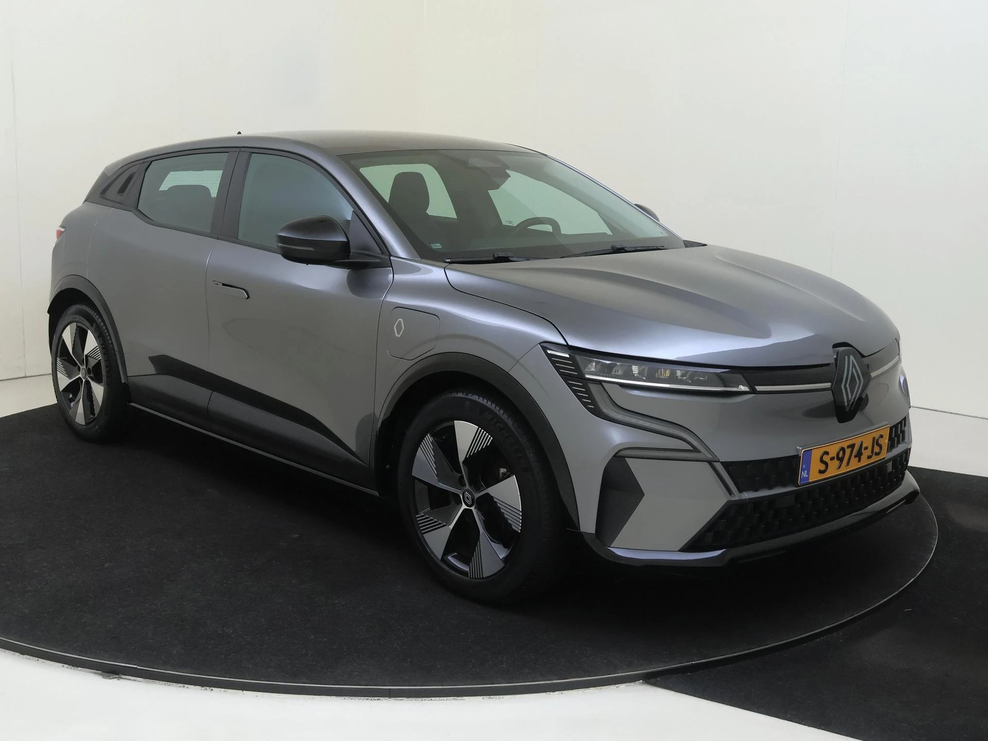 Renault MeganeE-Tech – autofoto 3