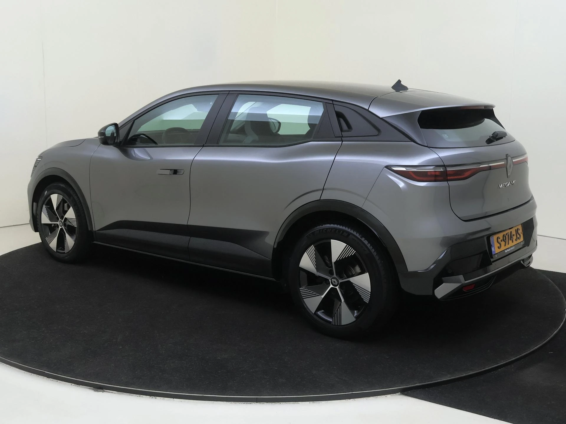 Renault MeganeE-Tech – autofoto 4