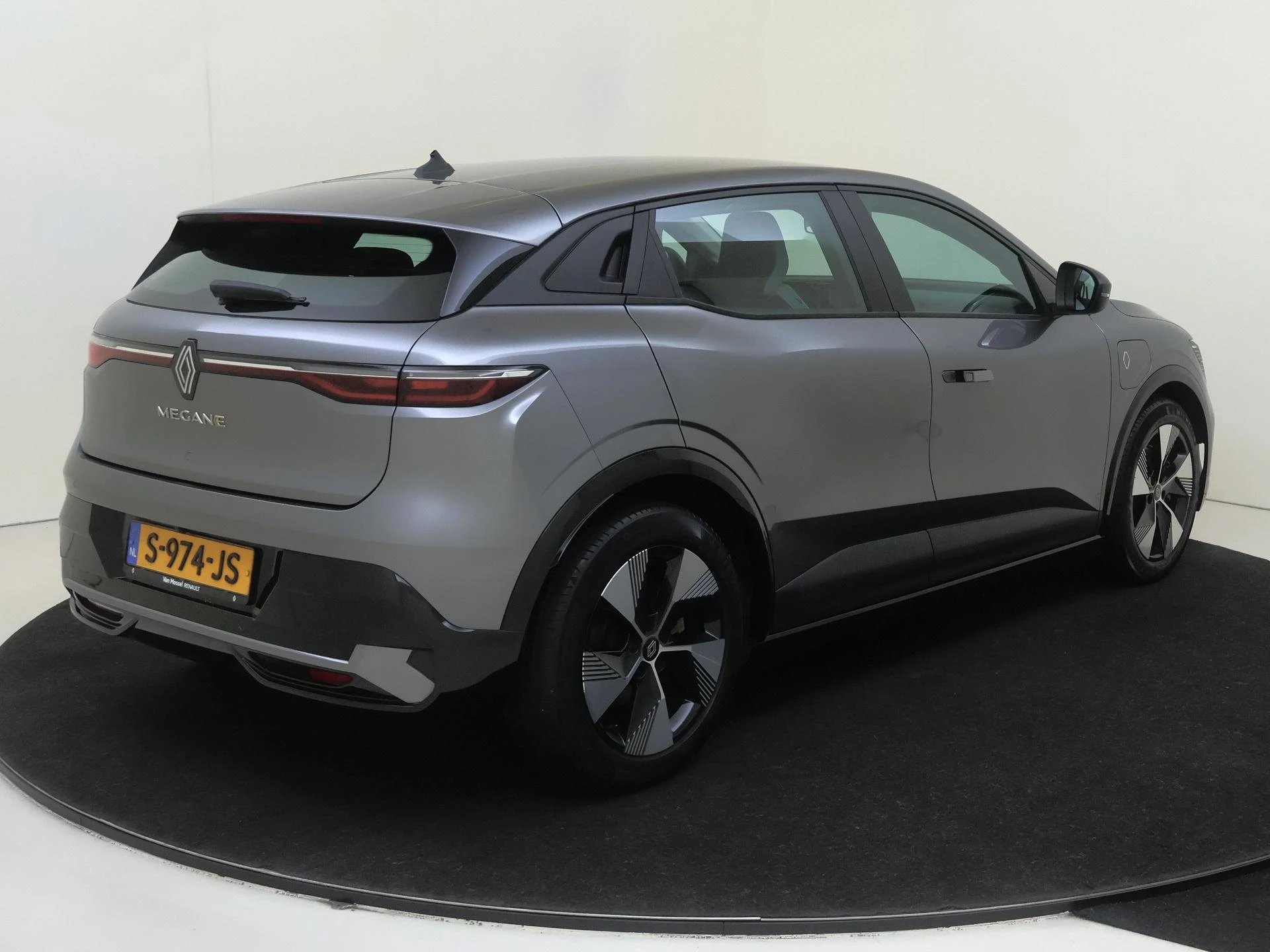 Renault MeganeE-Tech – autofoto 5