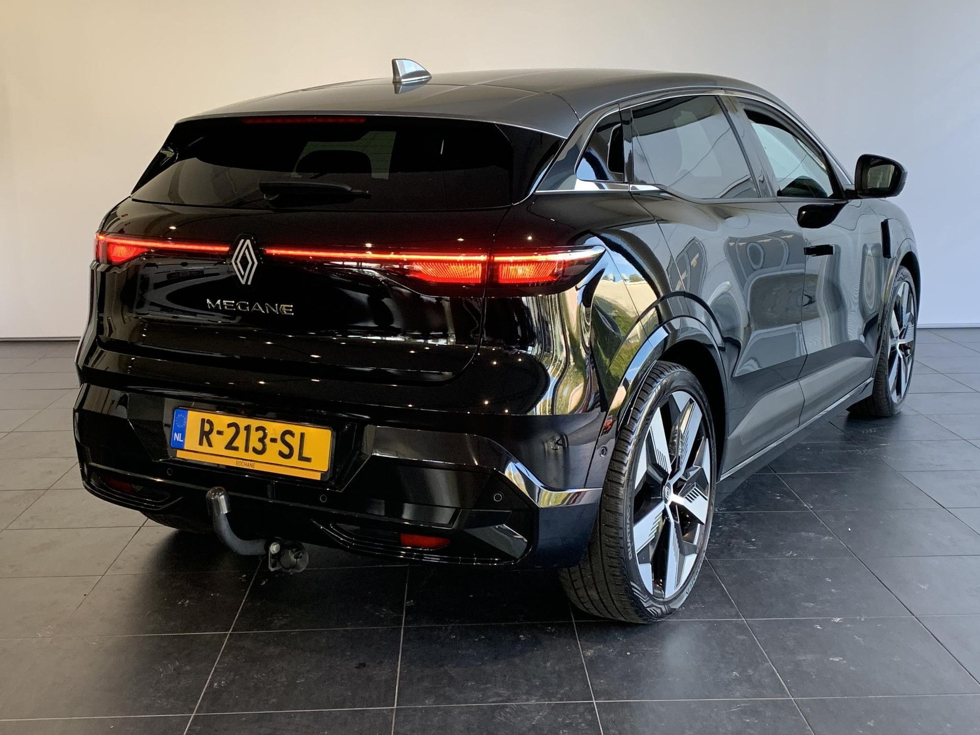 Renault MeganeE-Tech met kenteken R-213-SL – autofoto 2