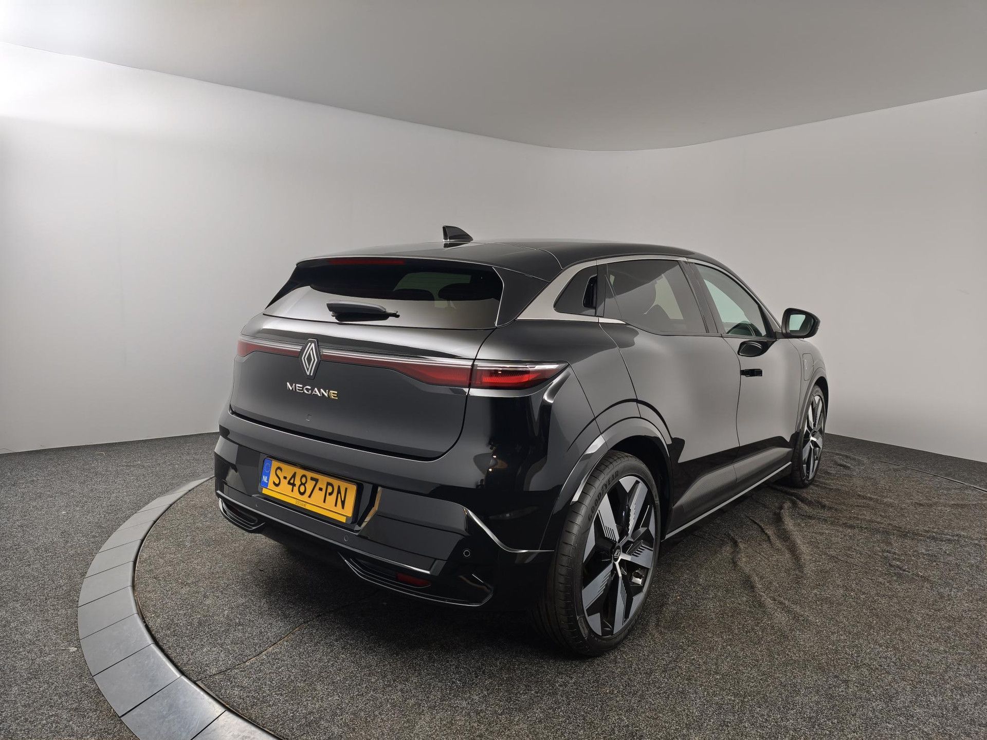 Renault MeganeE-Tech met kenteken S-487-PN – autofoto 2