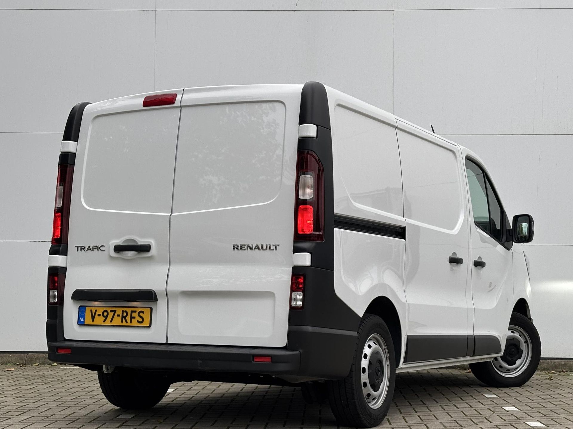 Renault Trafic met kenteken V-97-RFS – autofoto 2