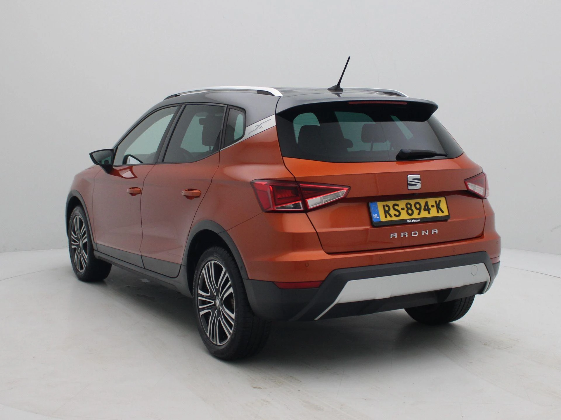 SEAT Arona met kenteken 50100 – autofoto 3