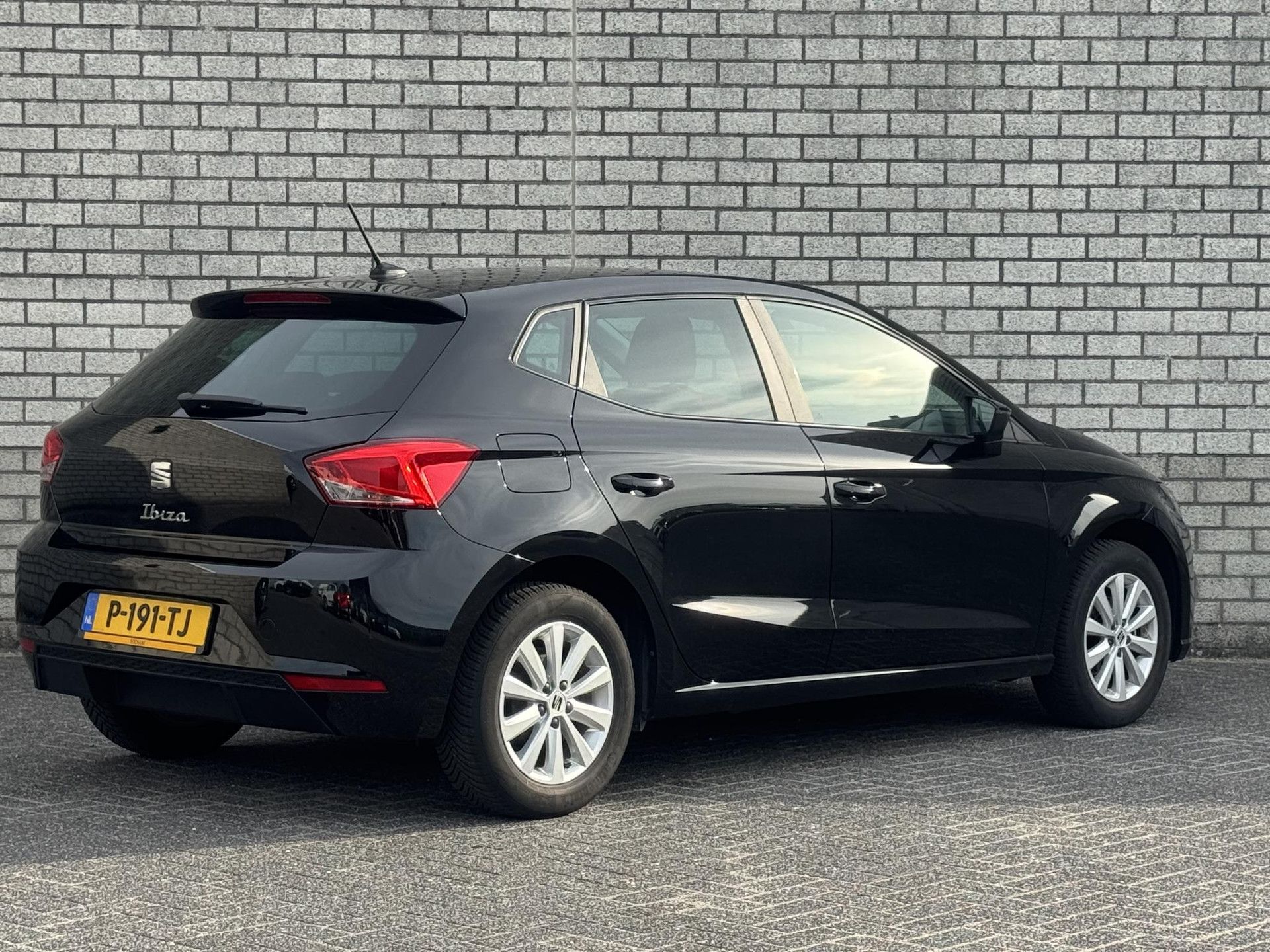SEAT Ibiza met kenteken P-191-TJ – autofoto 2