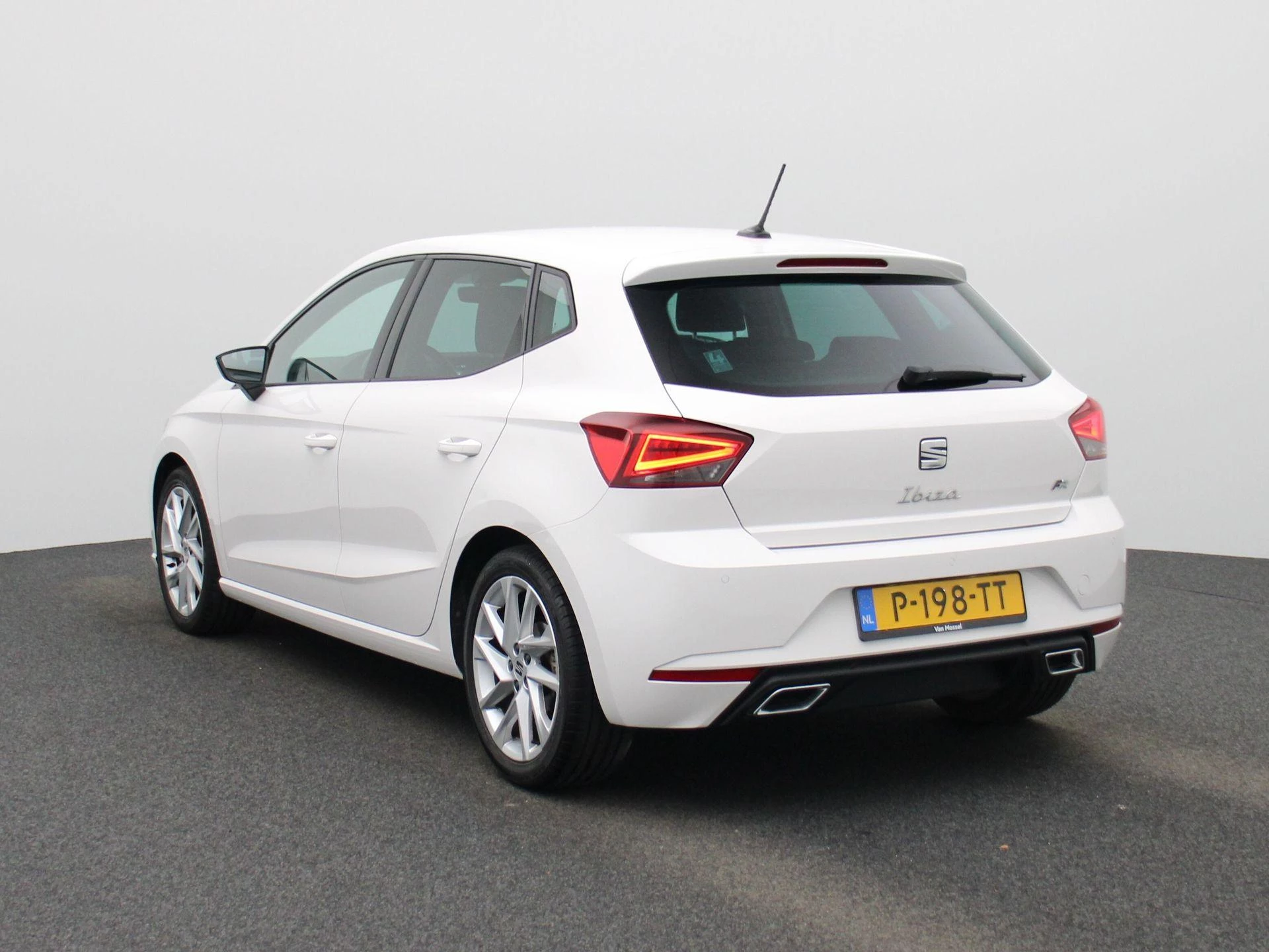 SEAT Ibiza met kenteken P-198-TT – autofoto 3