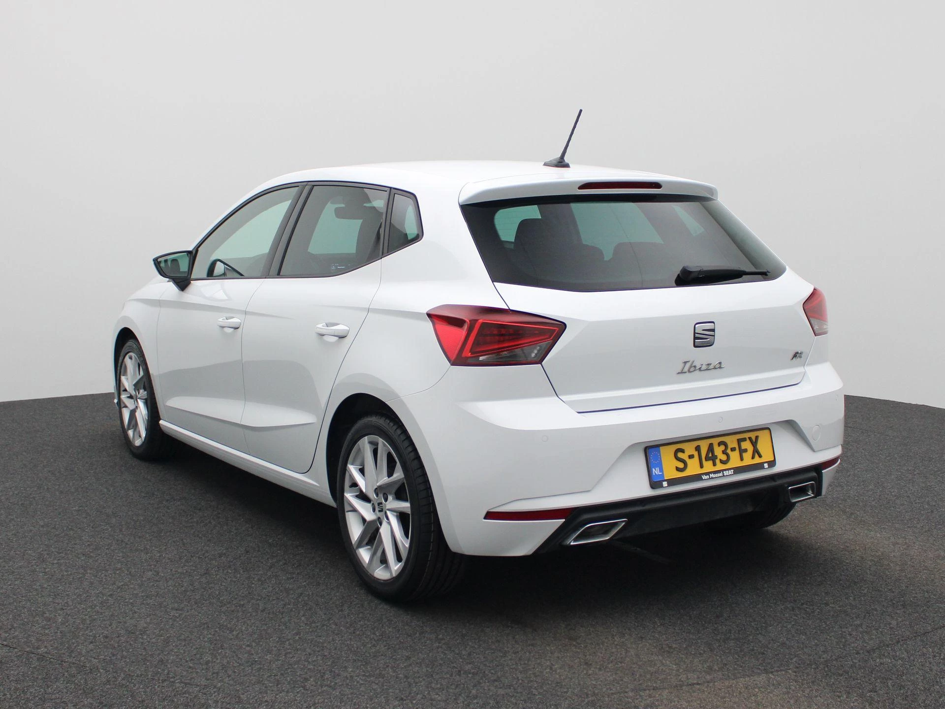 SEAT Ibiza met kenteken S-143-FX – autofoto 3