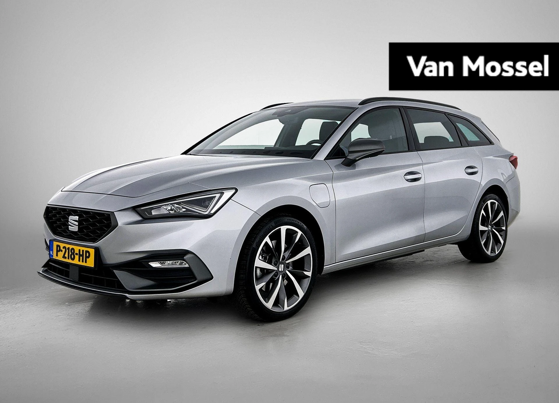 SEAT Leon met kenteken P-218-HP – autofoto 2
