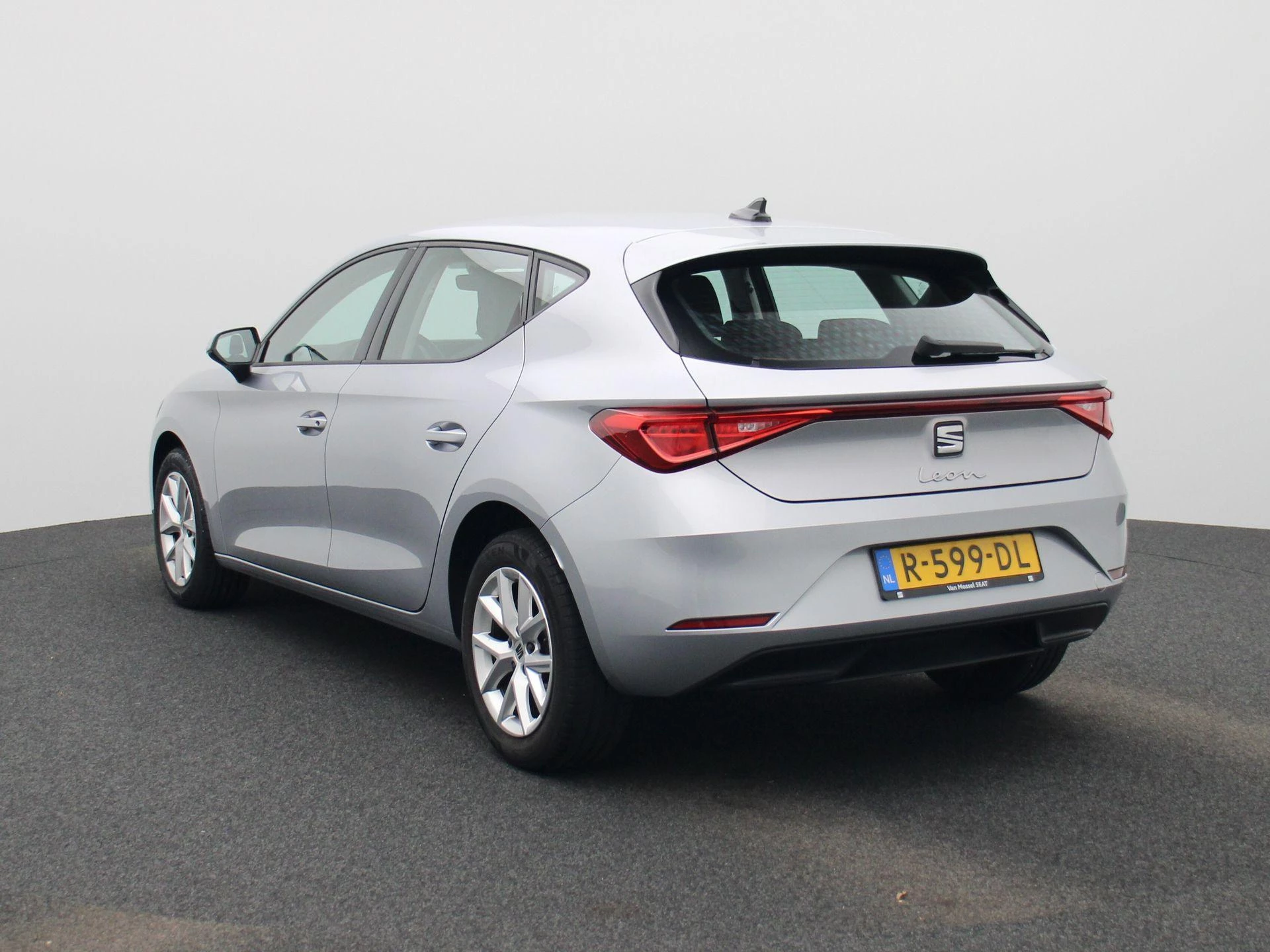 SEAT Leon met kenteken R-599-DL – autofoto 3