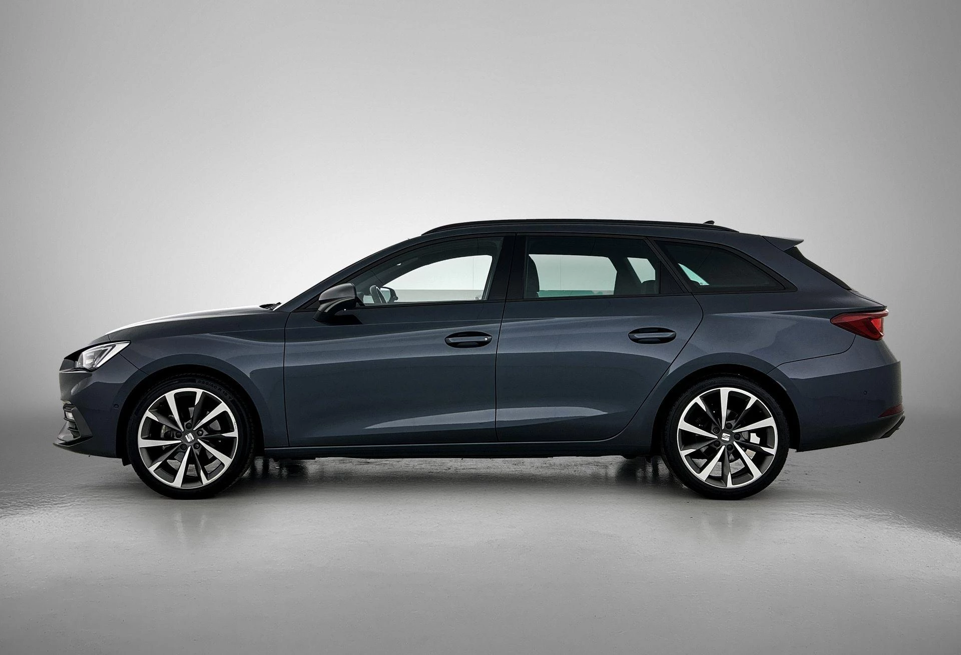 SEAT Leon met kenteken R-943-BN – autofoto 4