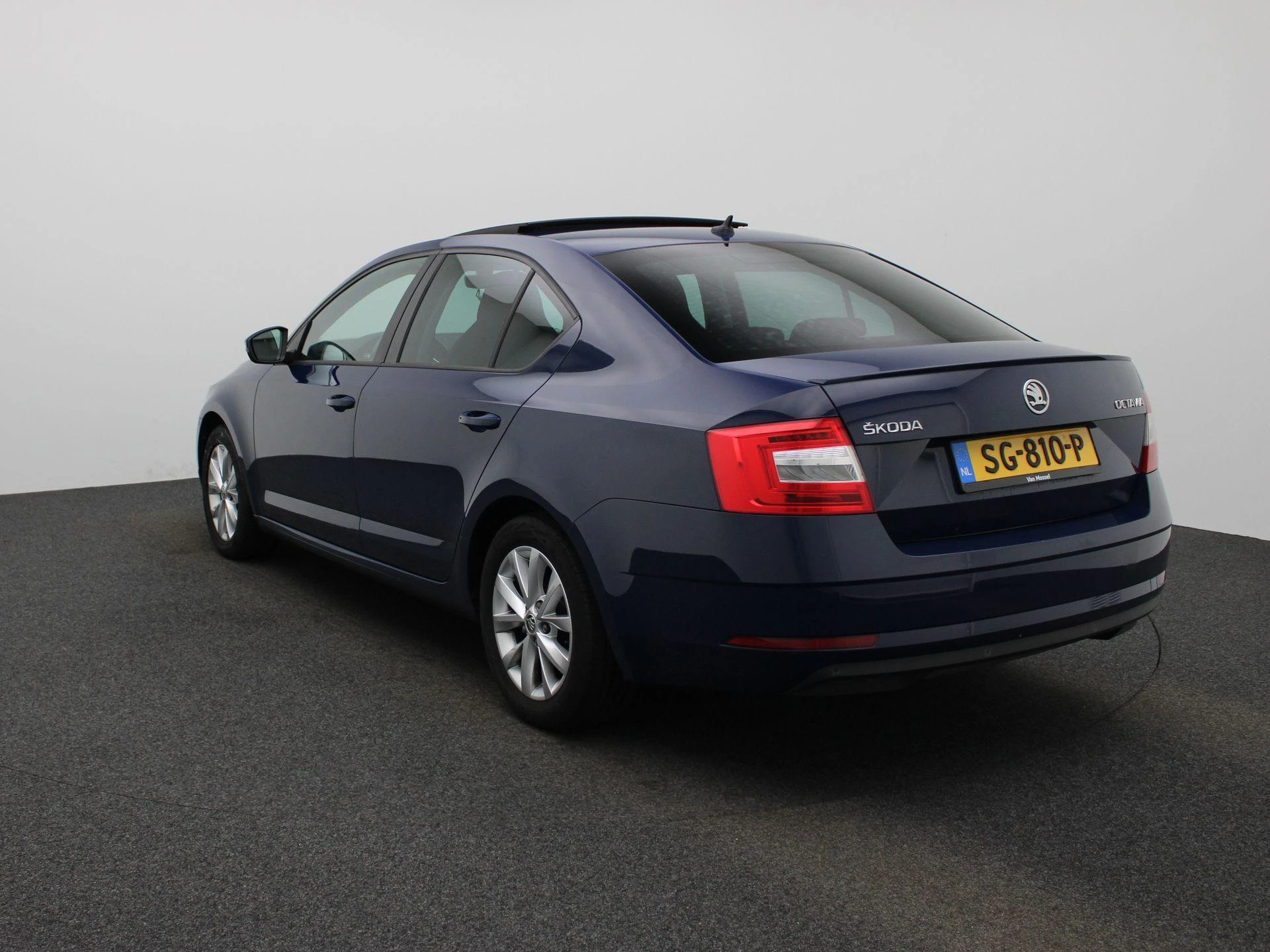 Skoda Octavia met kenteken 48100 – autofoto 3