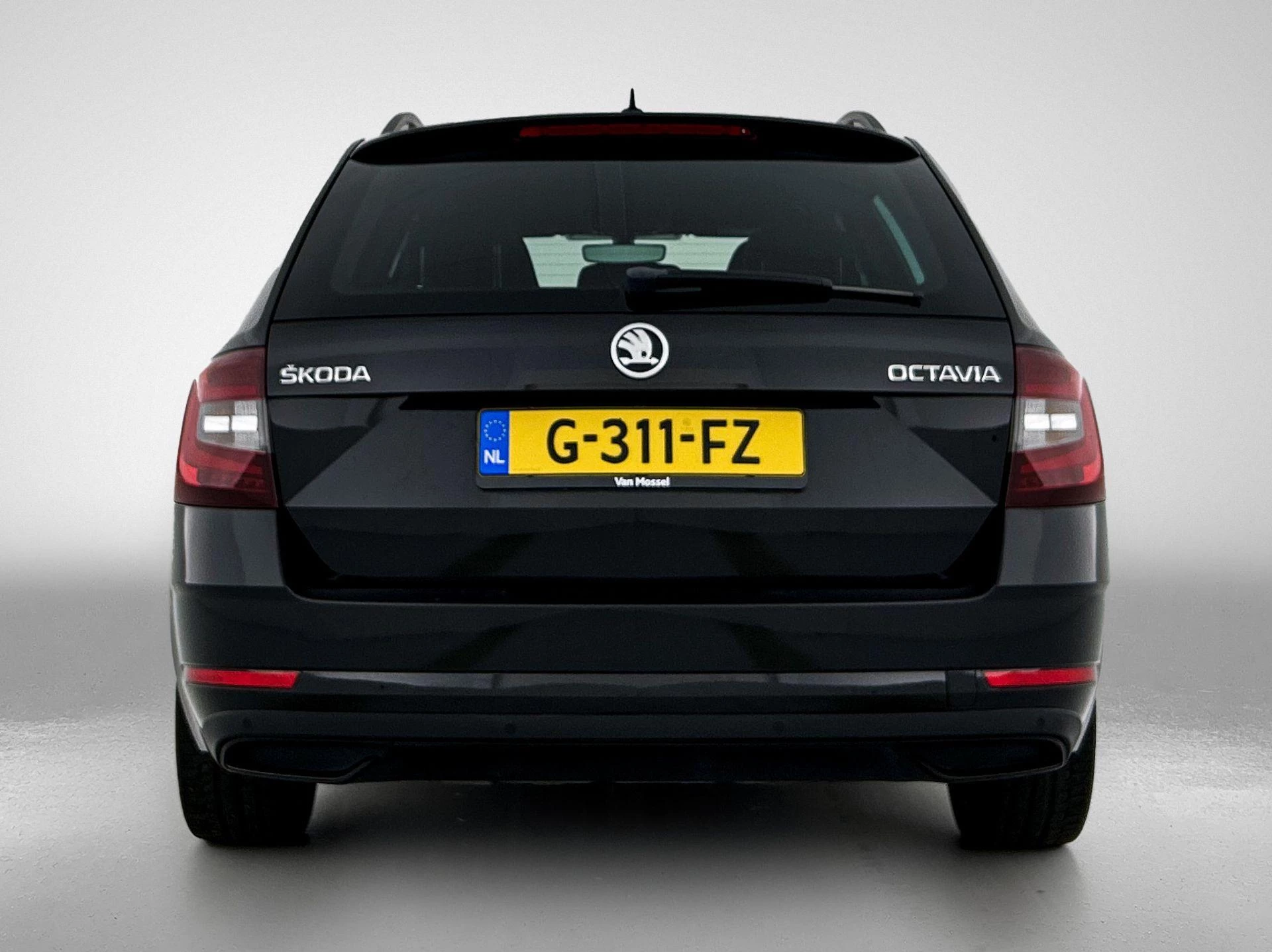 Skoda Octavia met kenteken 56100 – autofoto 5