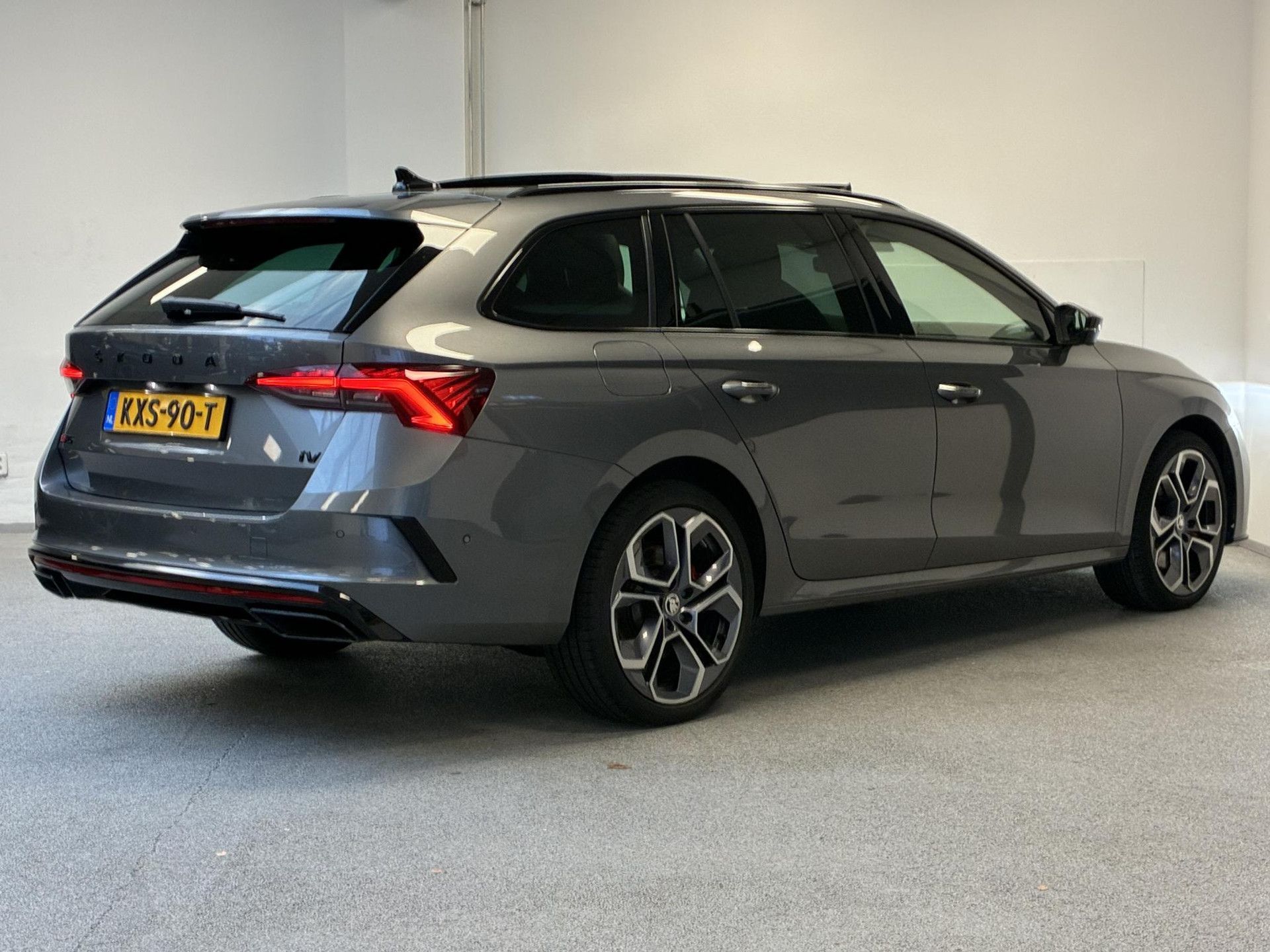Skoda Octavia met kenteken KXS-90-T – autofoto 2