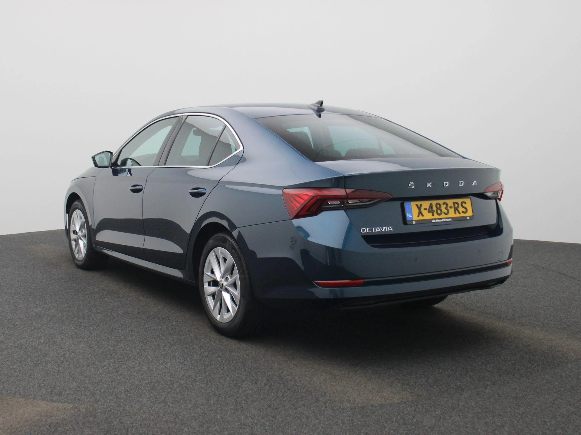 Skoda Octavia met kenteken X-483-RS – autofoto 3