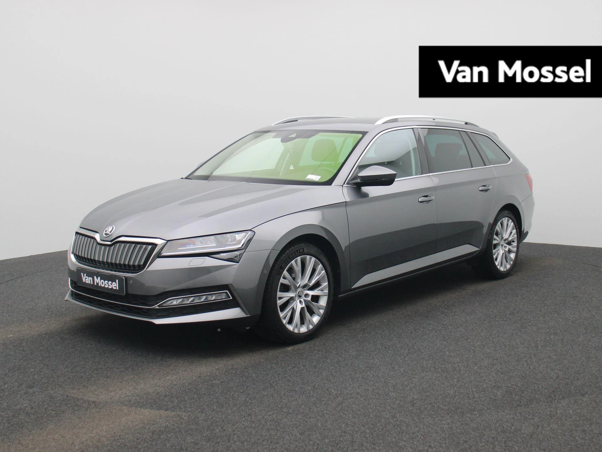 Skoda Superb met kenteken 55 – autofoto 2