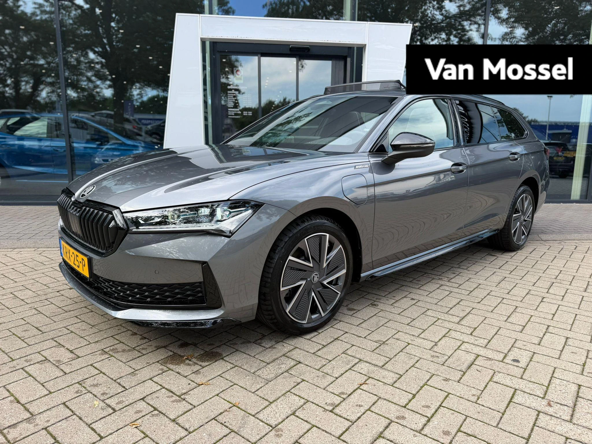Skoda Superb met kenteken KRX-25-P – autofoto 2