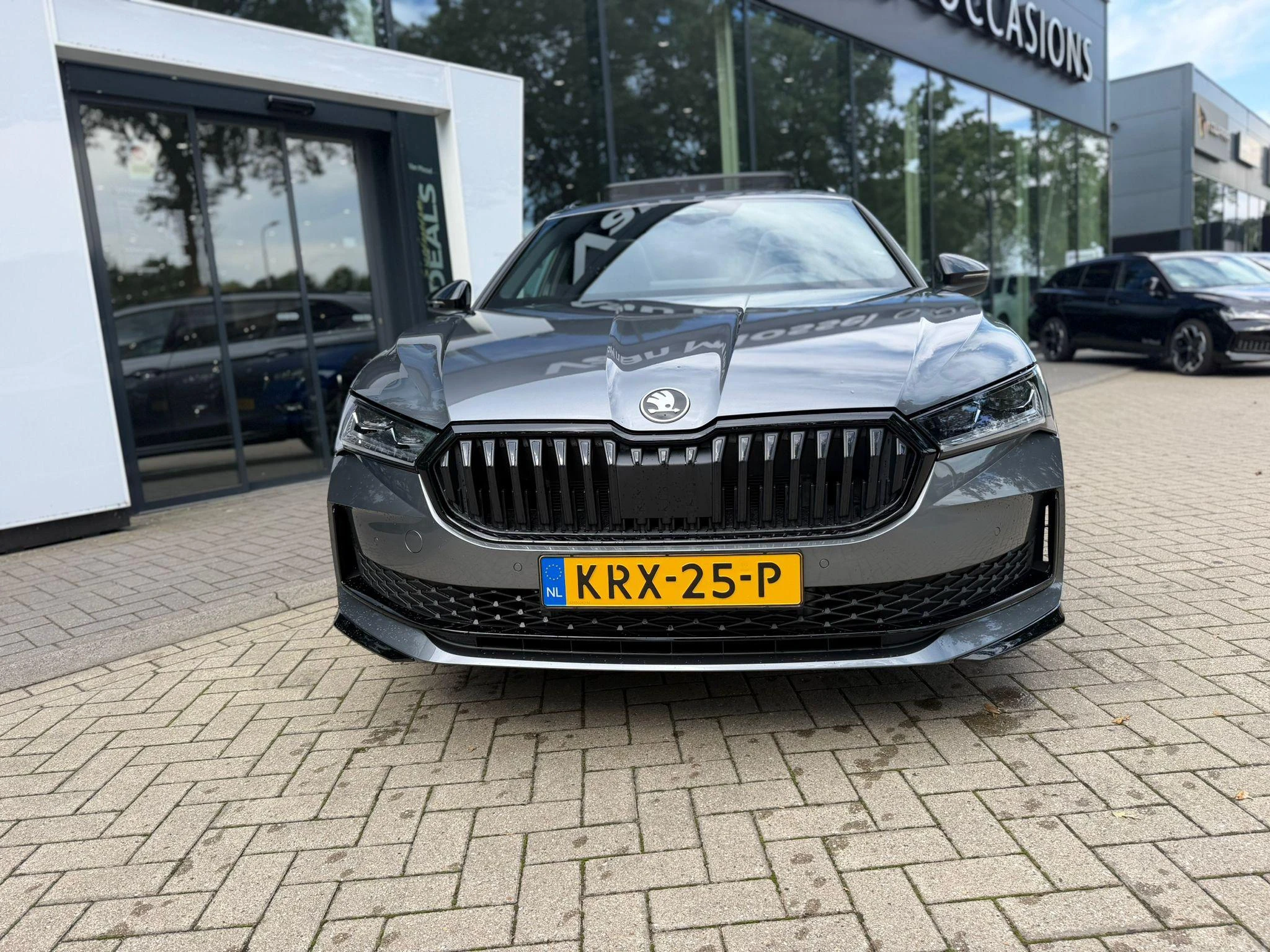 Skoda Superb met kenteken KRX-25-P – autofoto 4