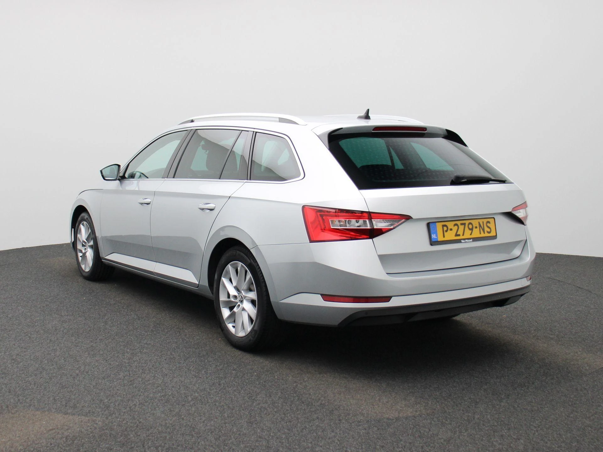 Skoda Superb met kenteken P-279-NS – autofoto 3