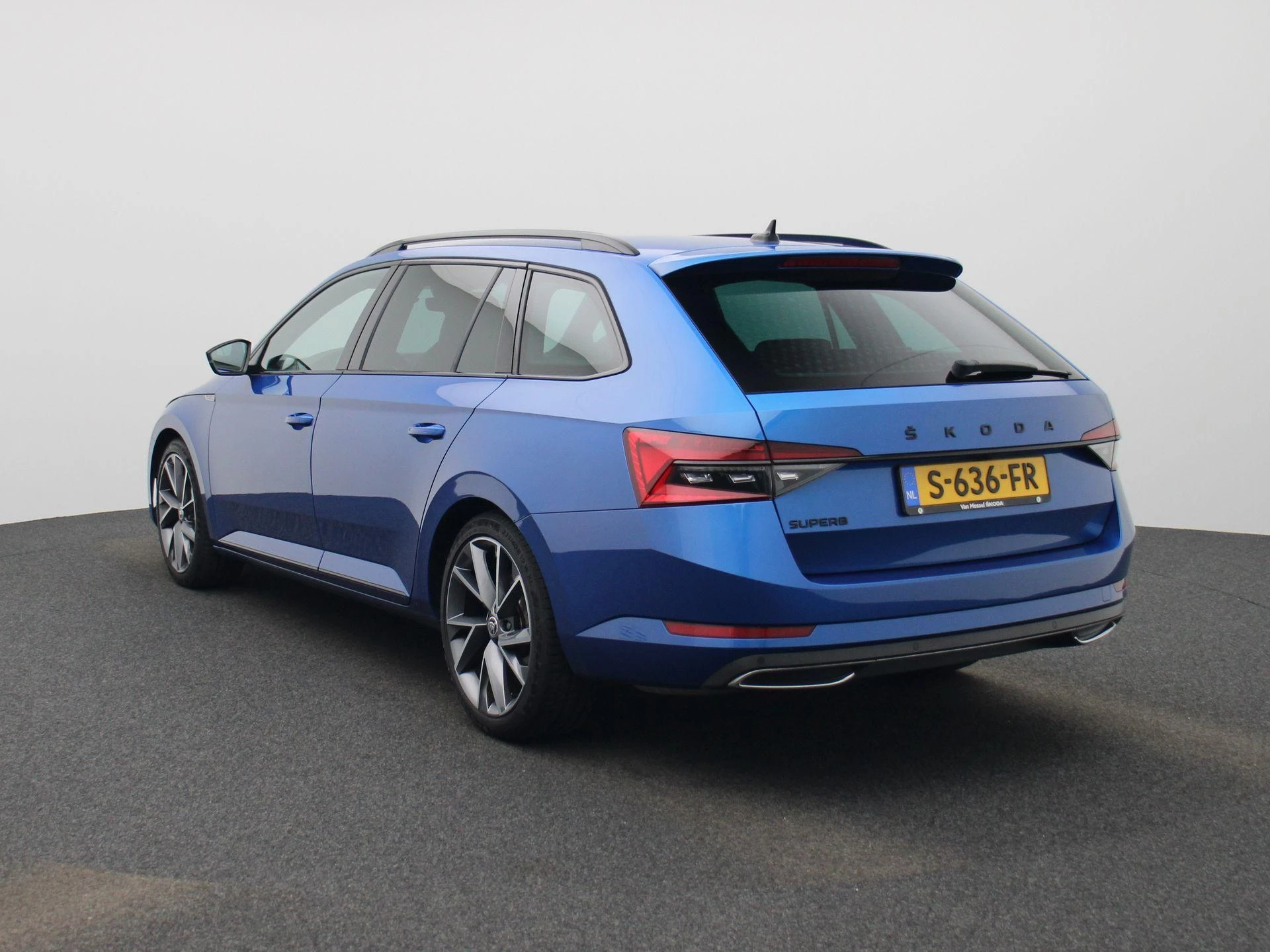 Skoda Superb met kenteken S-636-FR – autofoto 3