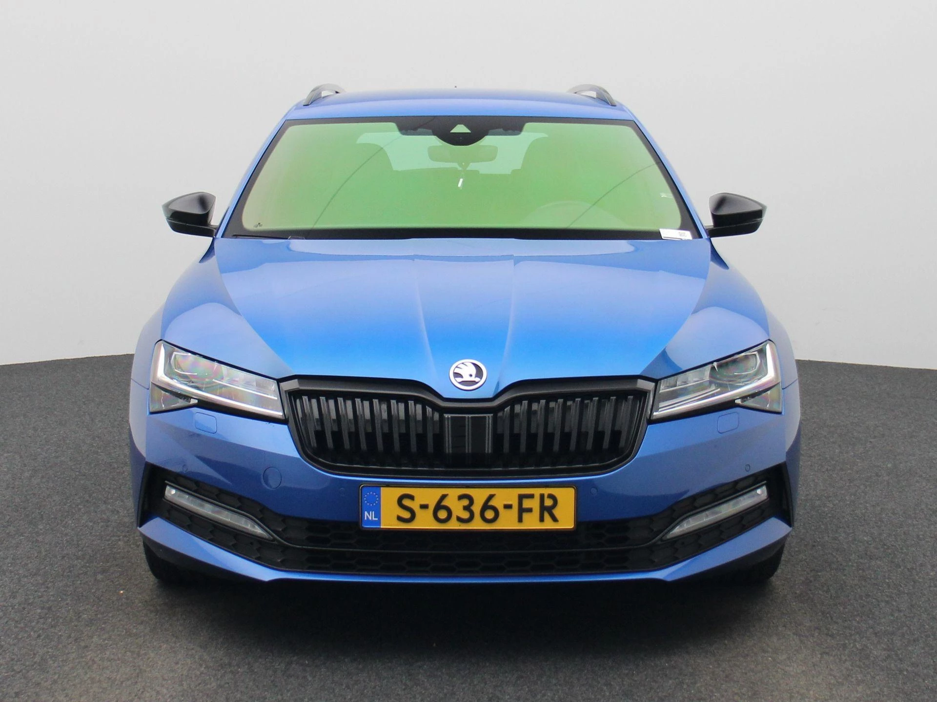 Skoda Superb met kenteken S-636-FR – autofoto 4