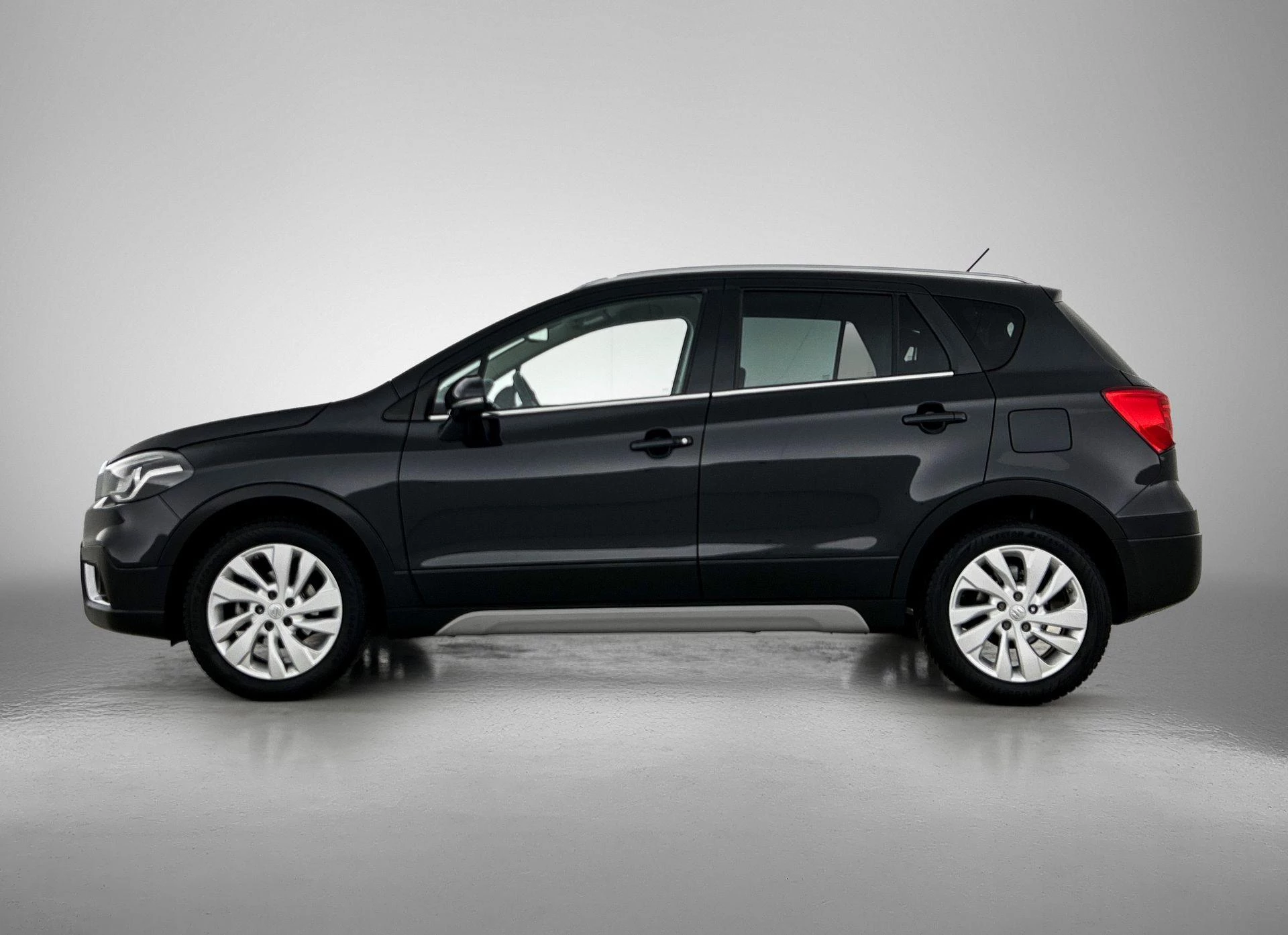 Suzuki S-Cross met kenteken 62100 – autofoto 4