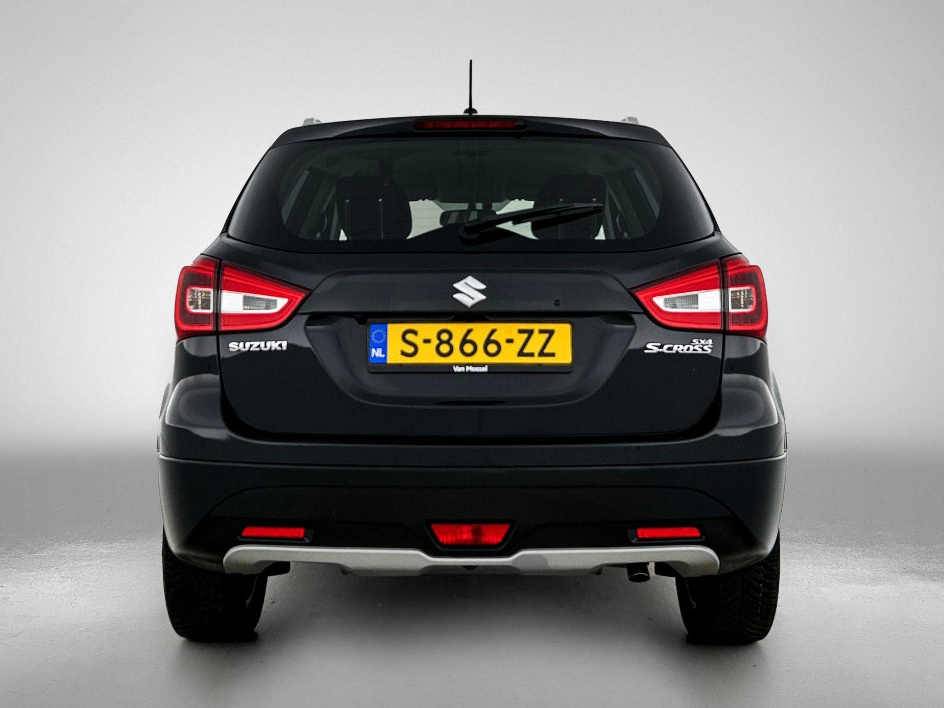 Suzuki S-Cross met kenteken 62100 – autofoto 5