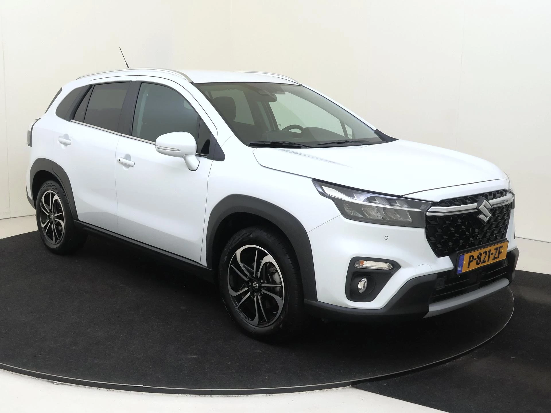 Suzuki S-Cross met kenteken P-821-ZF – autofoto 3