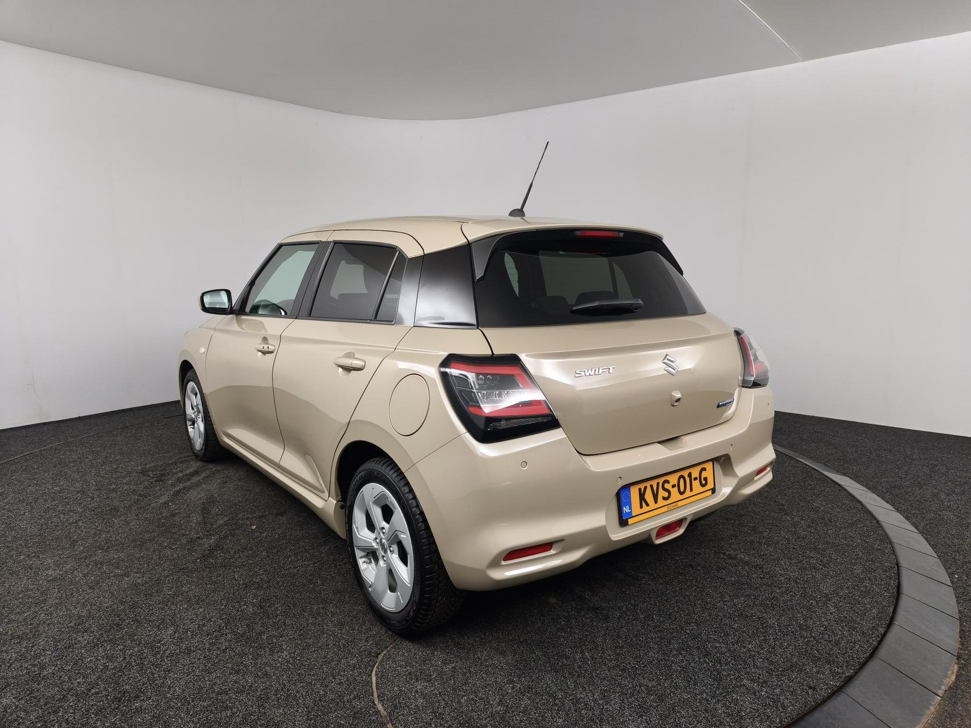 Suzuki Swift met kenteken KVS-01-G – autofoto 4