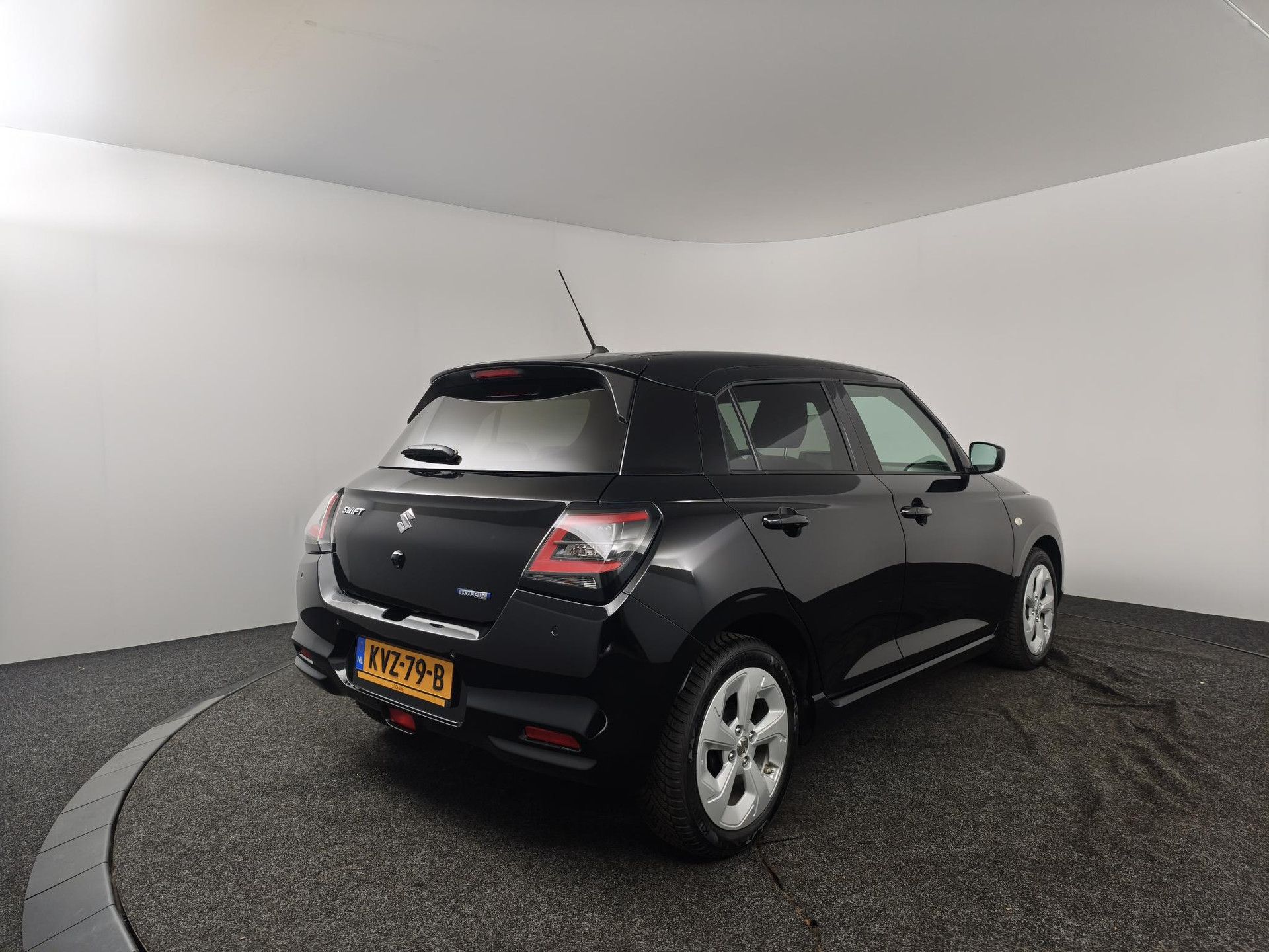 Suzuki Swift met kenteken KVZ-79-B – autofoto 2
