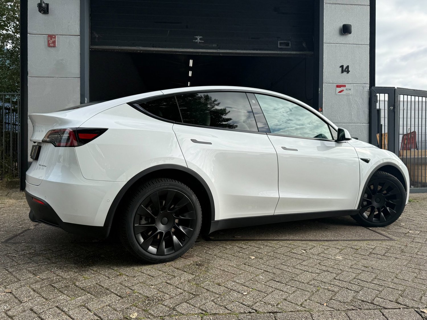 Tesla Model met kenteken P-157-TX – autofoto 3