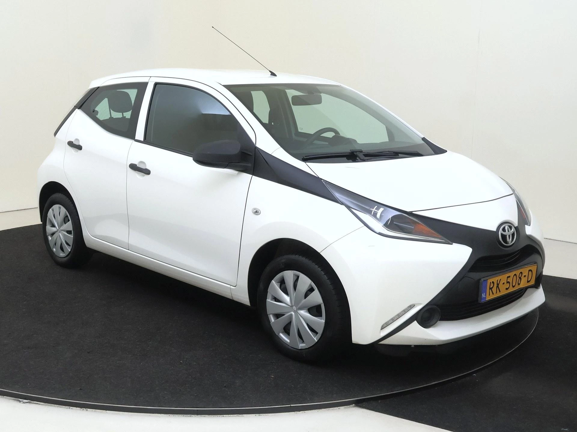 Toyota Aygo met kenteken 45100 – autofoto 5