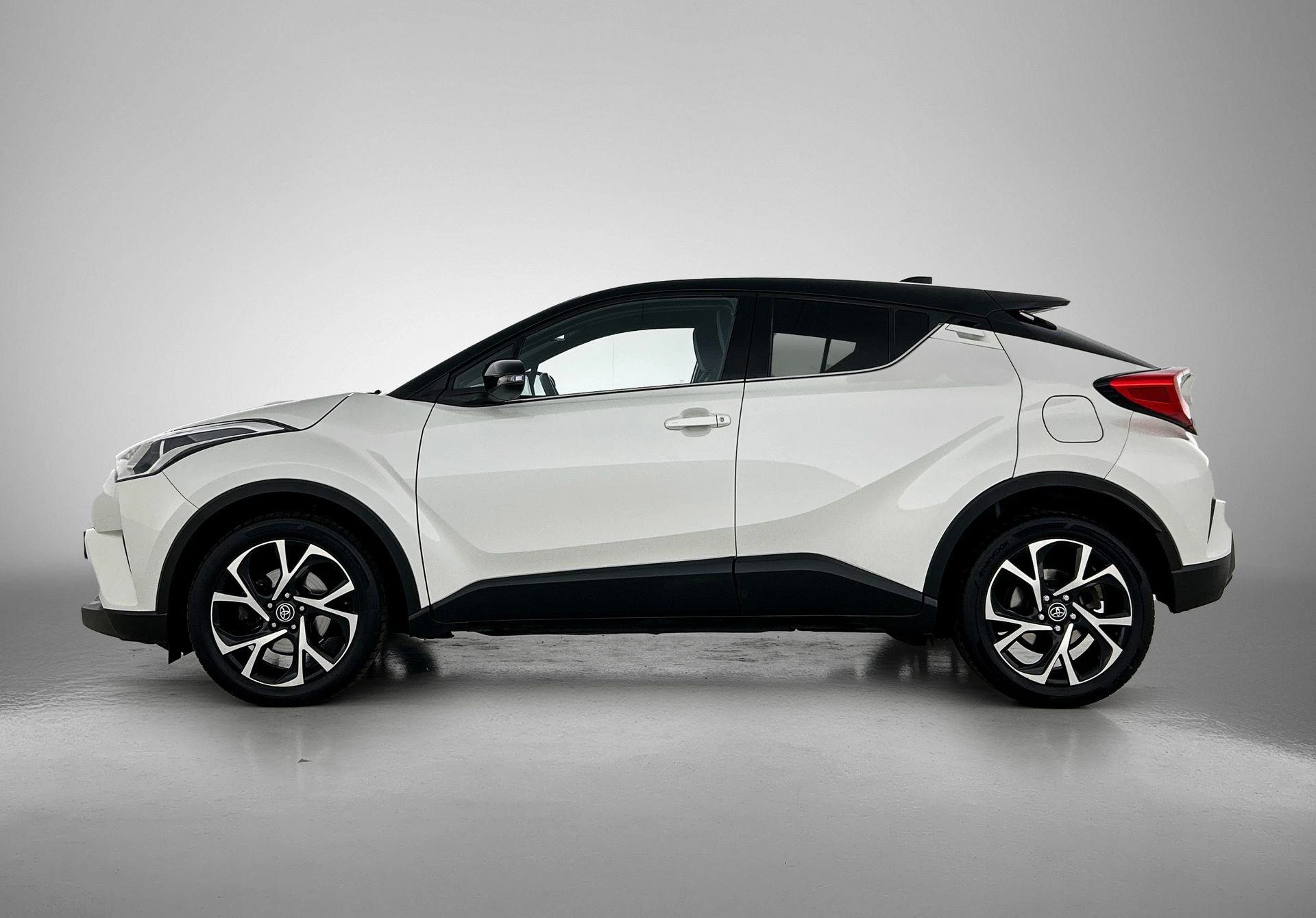 Toyota C-HR met kenteken 60100 – autofoto 4