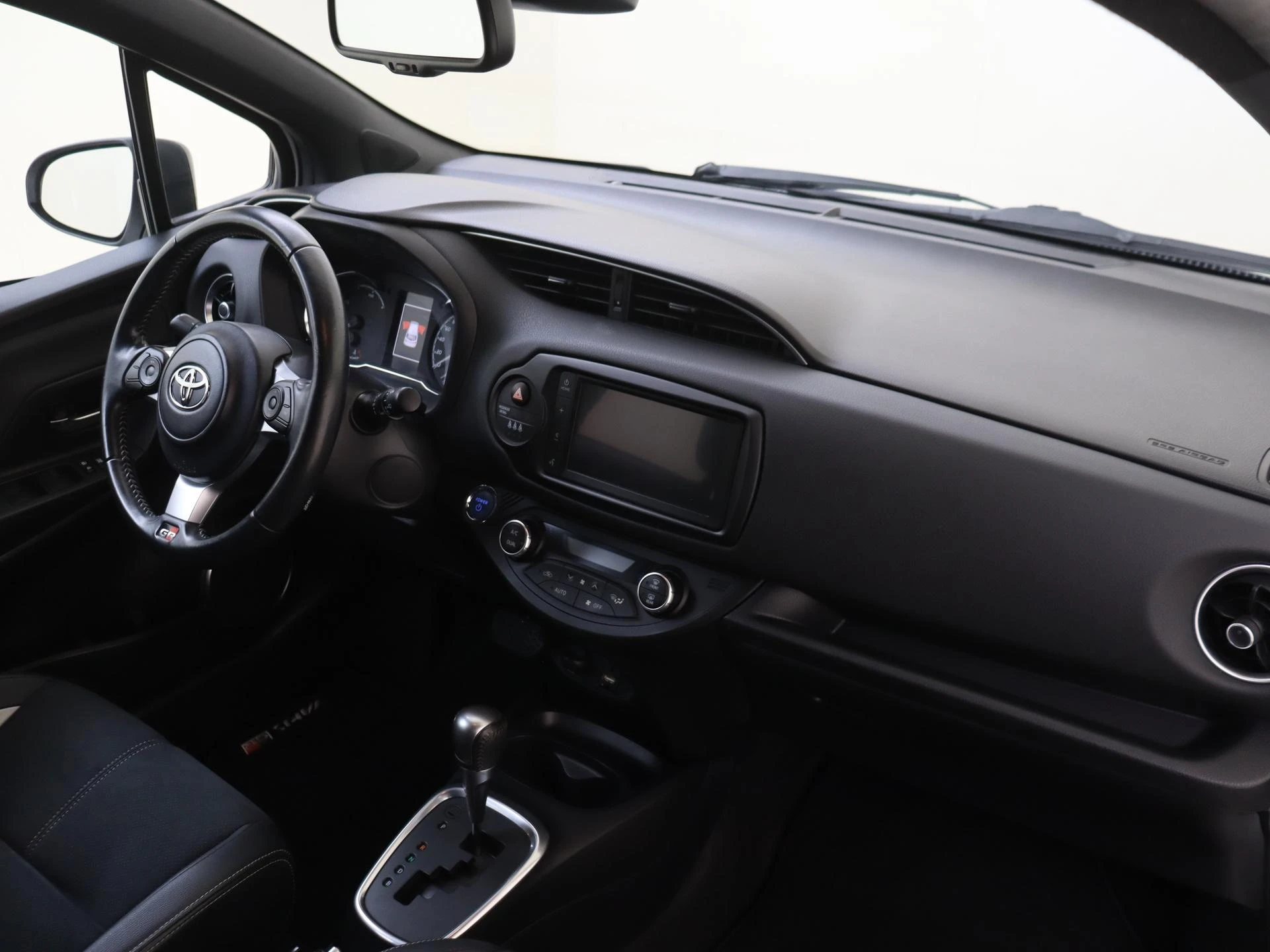 Toyota Yaris met kenteken 35100 – autofoto 5