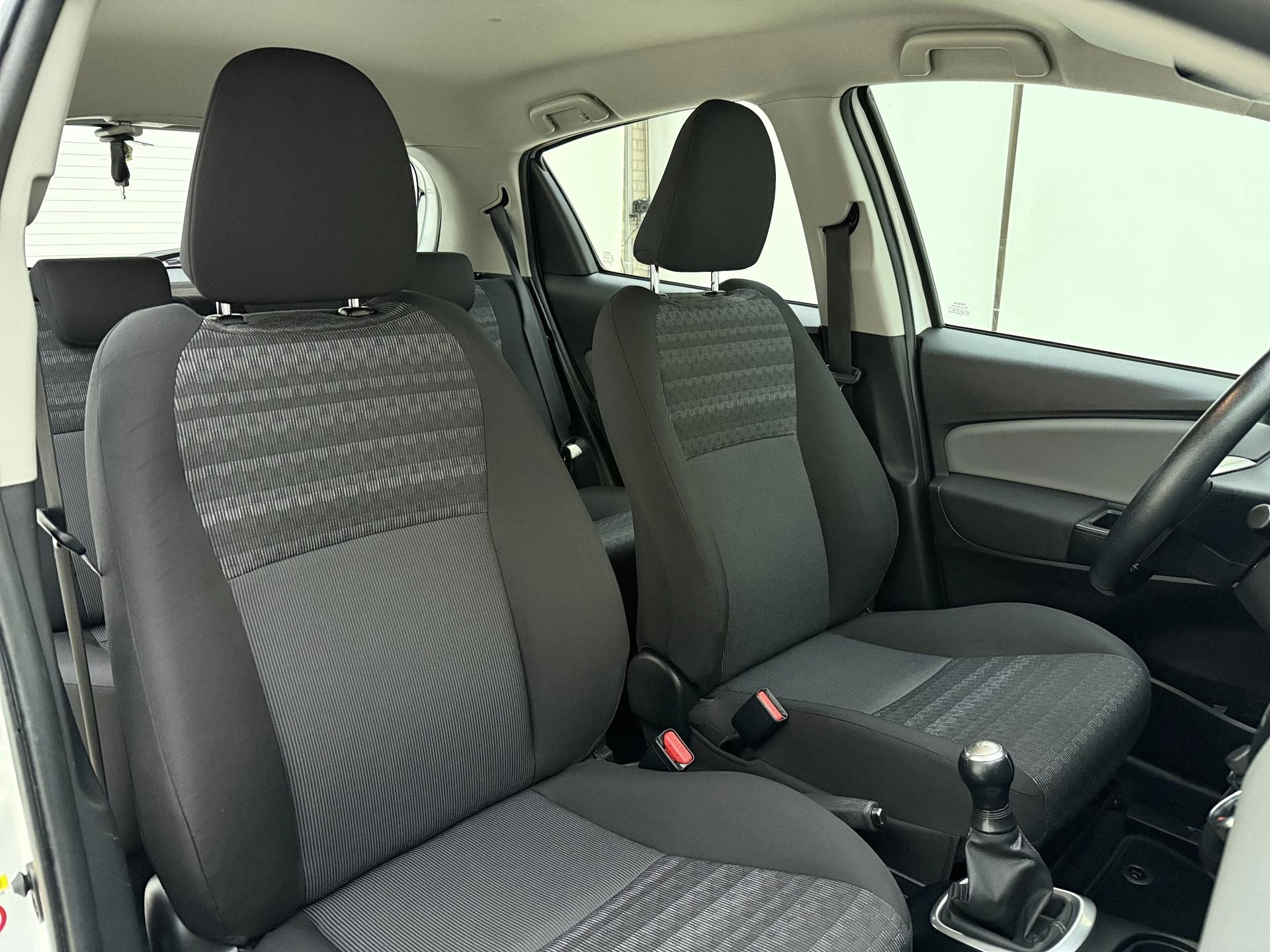 Toyota Yaris met kenteken 52100 – autofoto 5