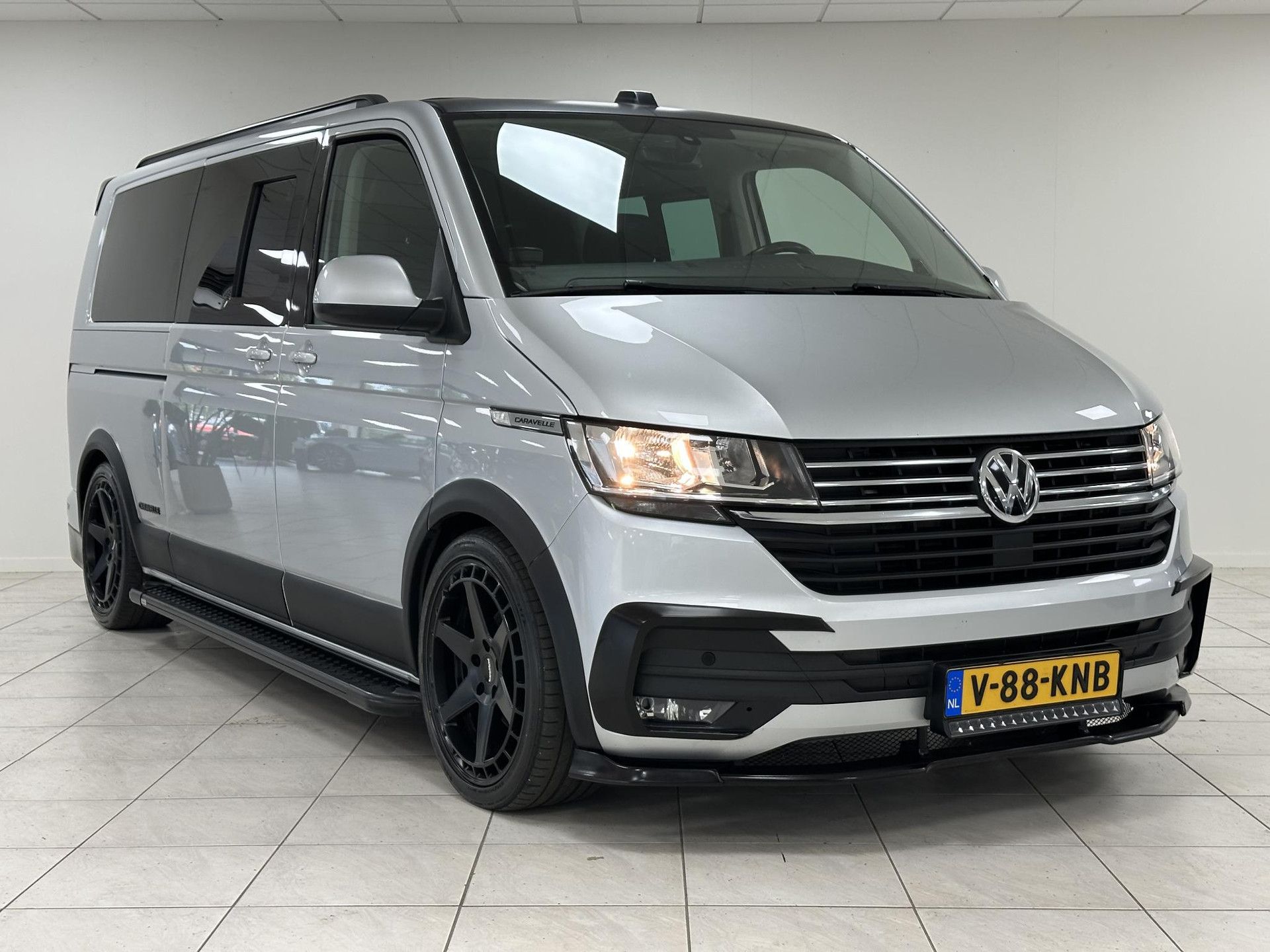 Volkswagen Caravelle met kenteken V-88-KNB – autofoto 5