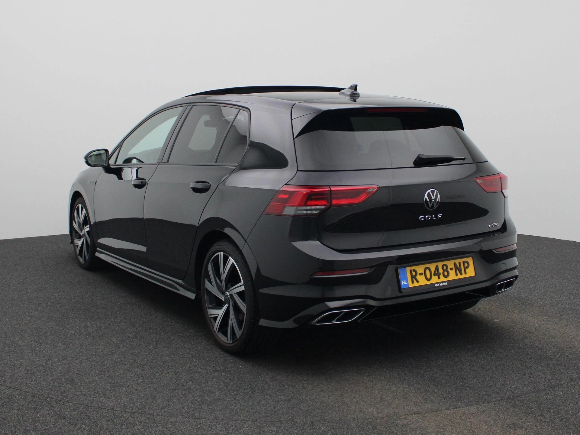 Volkswagen Golf met kenteken R-048-NP – autofoto 3