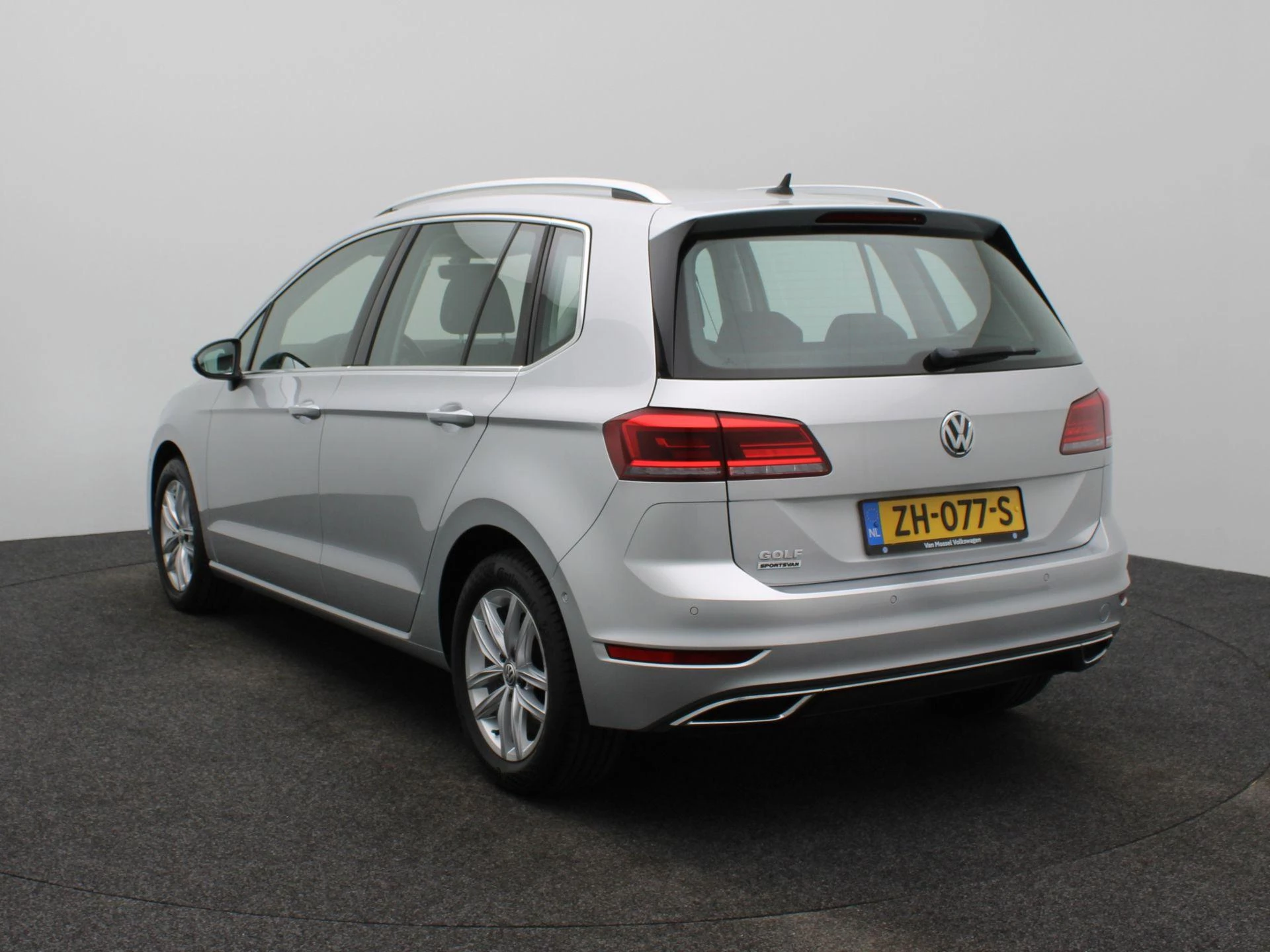 Volkswagen GolfSportsvan met kenteken 51100 – autofoto 3