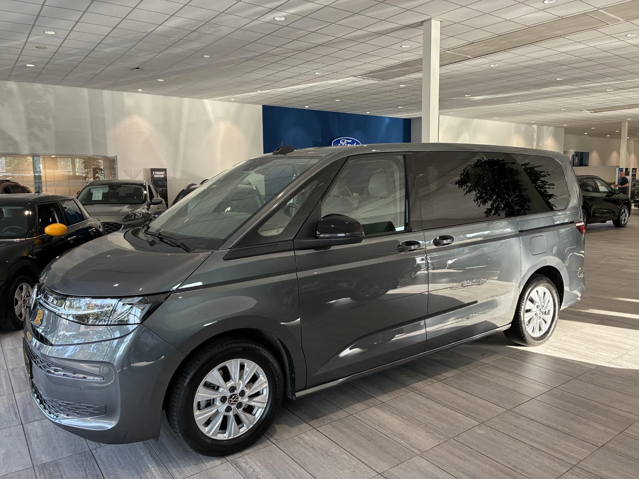 Volkswagen Multivan met kenteken 18100 – autofoto 4