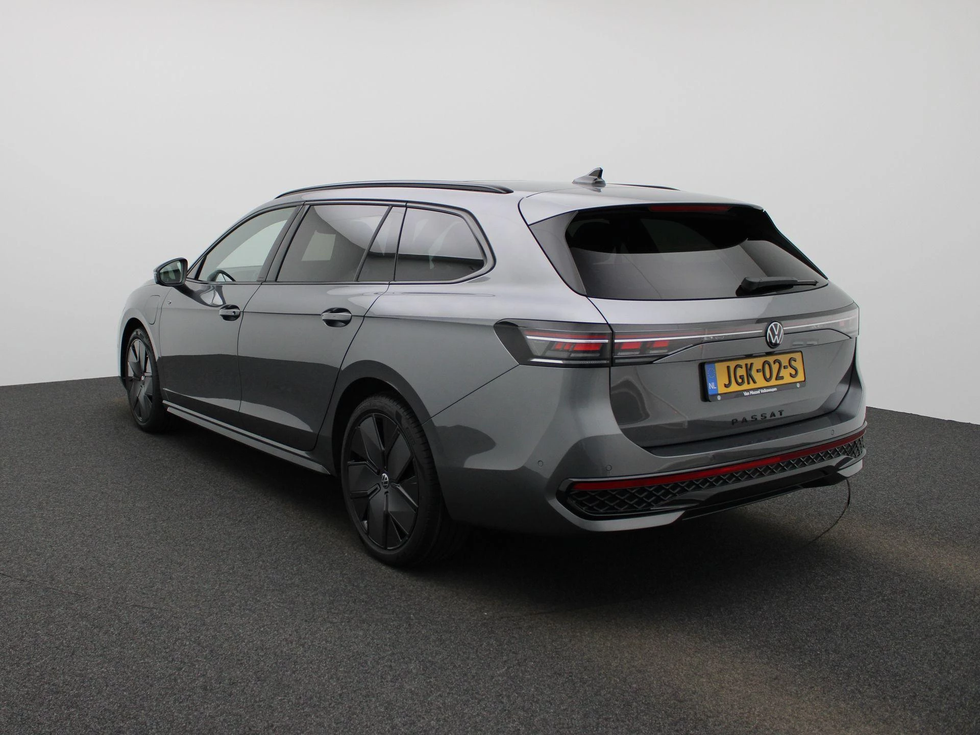 Volkswagen Passat met kenteken 124 – autofoto 3
