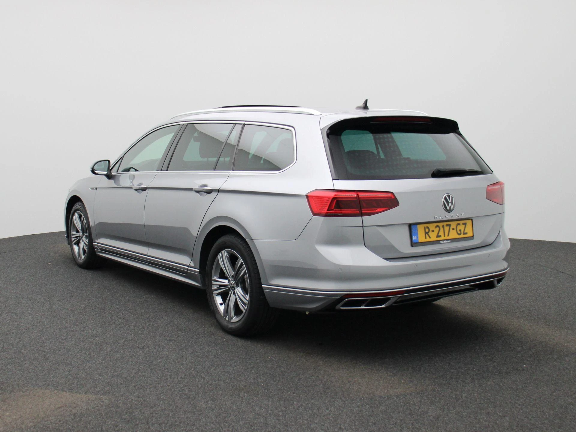 Volkswagen Passat met kenteken R-217-GZ – autofoto 3