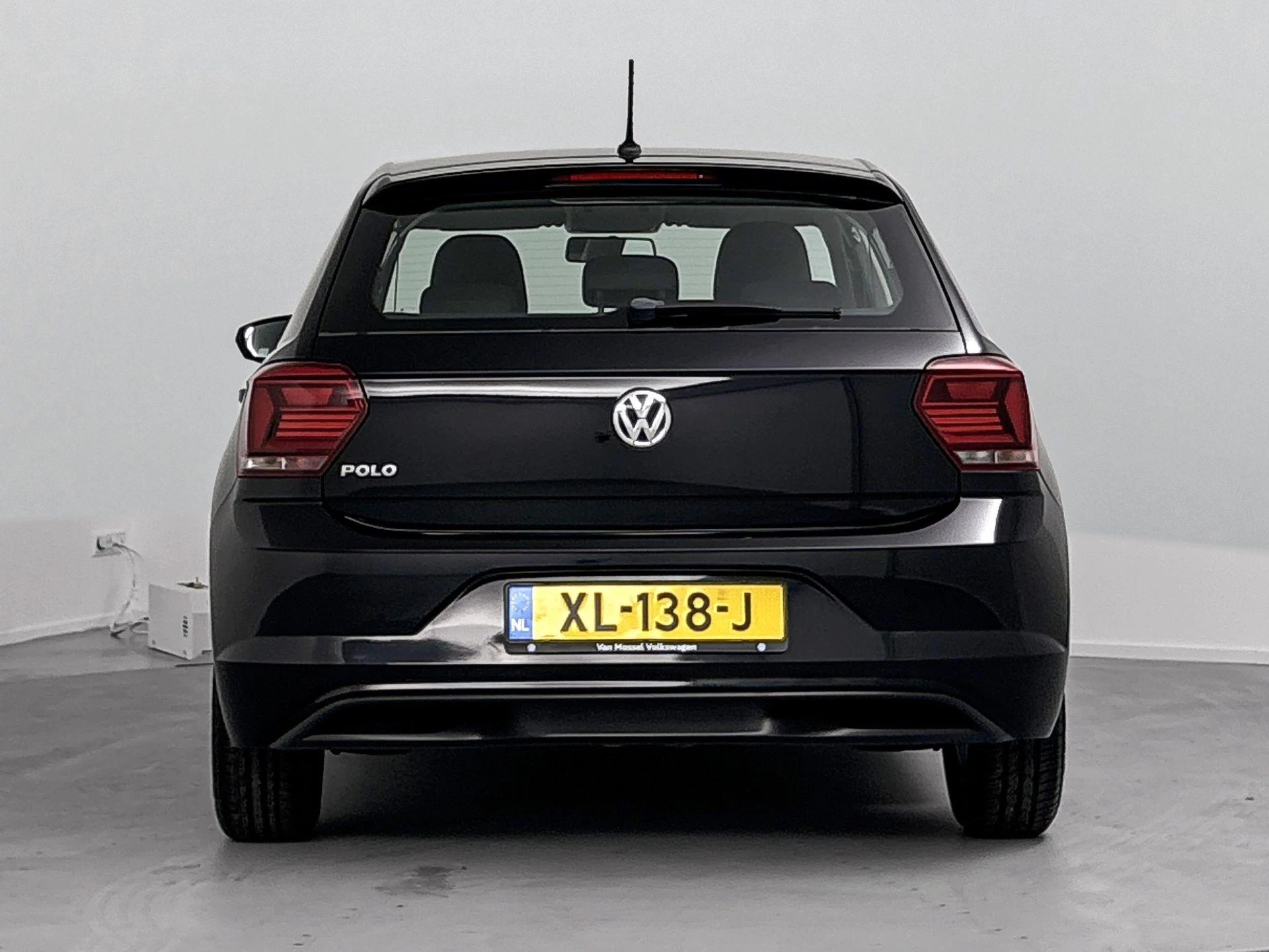 Volkswagen Polo met kenteken 44100 – autofoto 5
